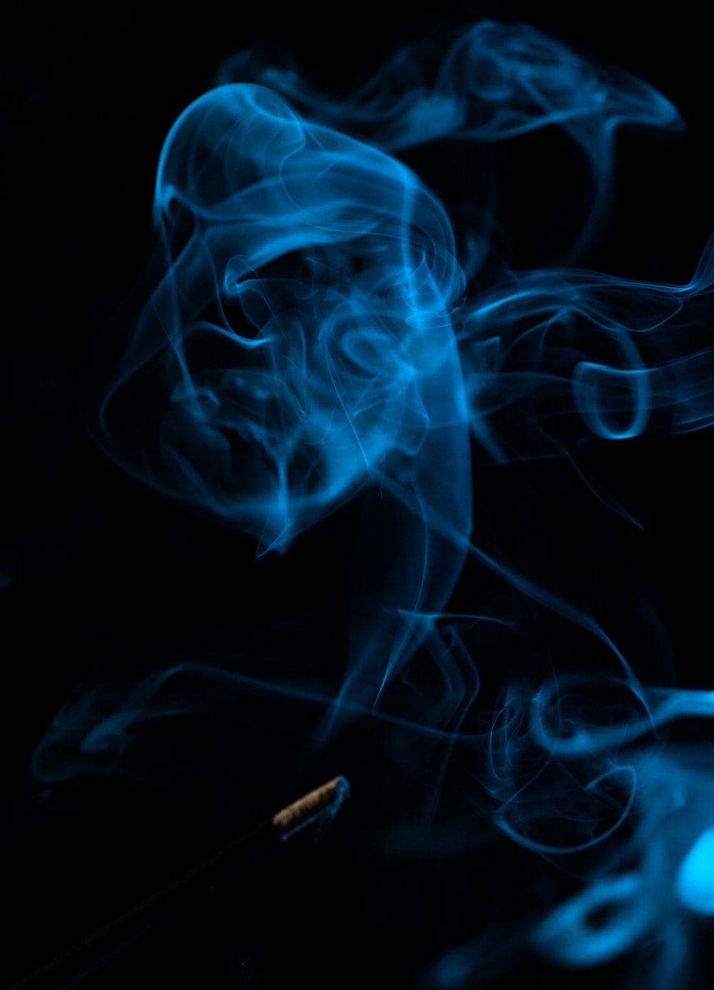 Fumo blu su sfondo nero, 1000x1387 Verticale, OnePlus
