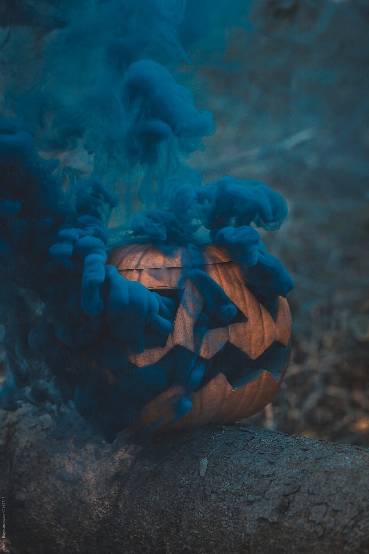 Zucca di Halloween con fumo blu, 1200x1800 Verticale, Mobile