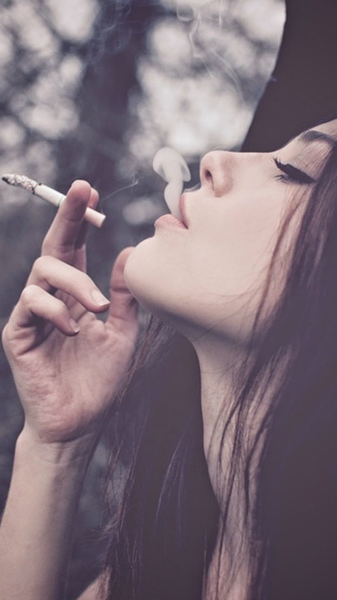 Ragazza che fuma sigaretta, 1080x1920 Verticale, Samsung Galaxy