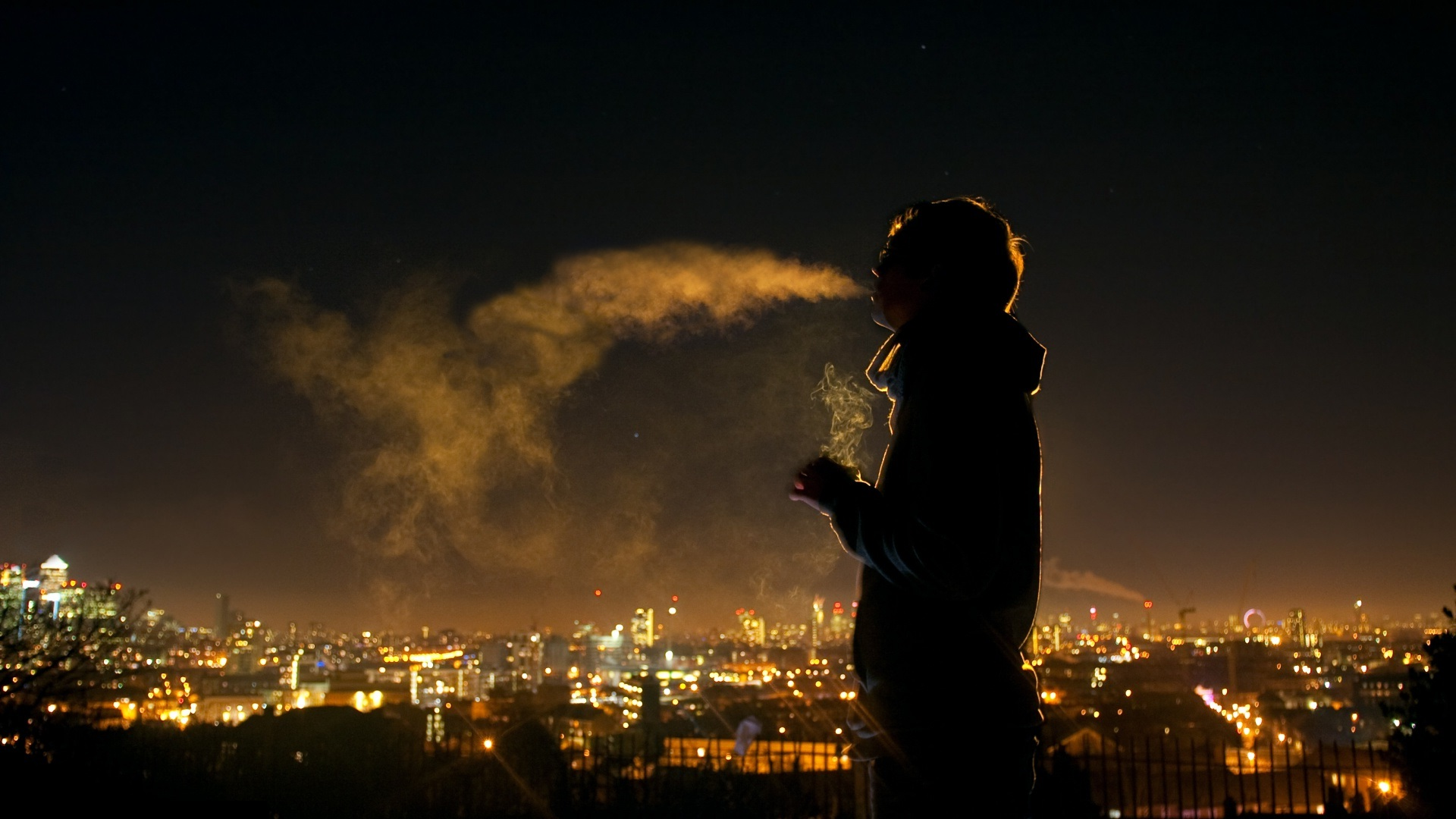 Silhouette fuma sopra città notturna, 1920x1080 Full HD, Laptop
