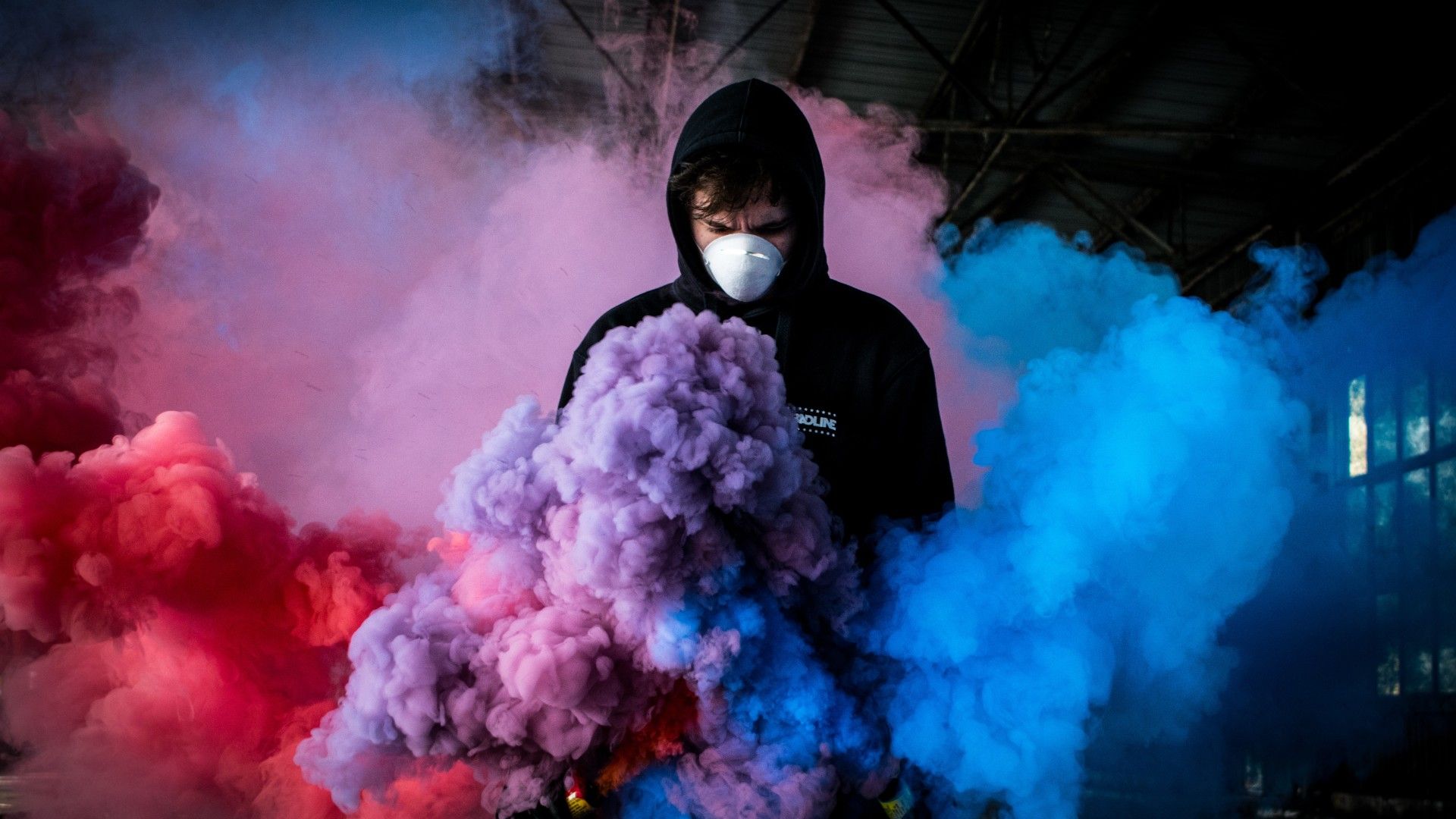 Ragazzo con bomba fumogena colorata, 1920x1080 Full HD, Dell XPS