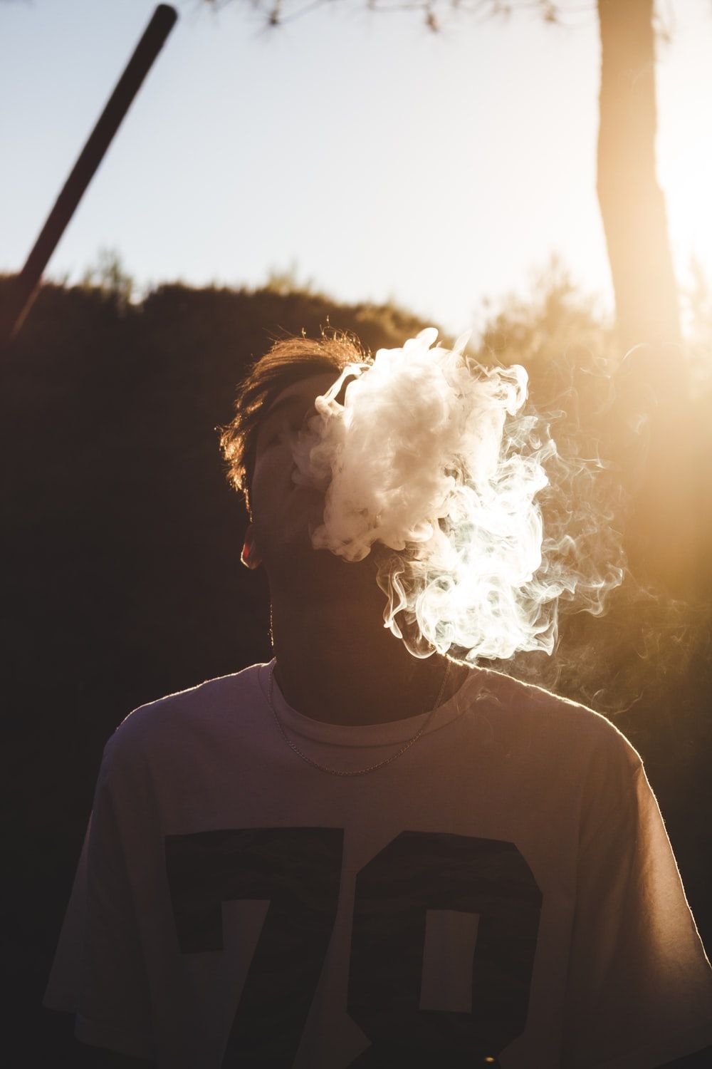 Ragazzo con fumo vape controluce, 1000x1500 Full HD Verticale, Realme