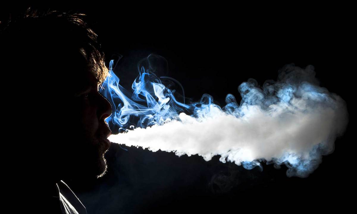 Persona con felpa nera e fumo vape, 854x1280 Full HD Verticale, iPhone