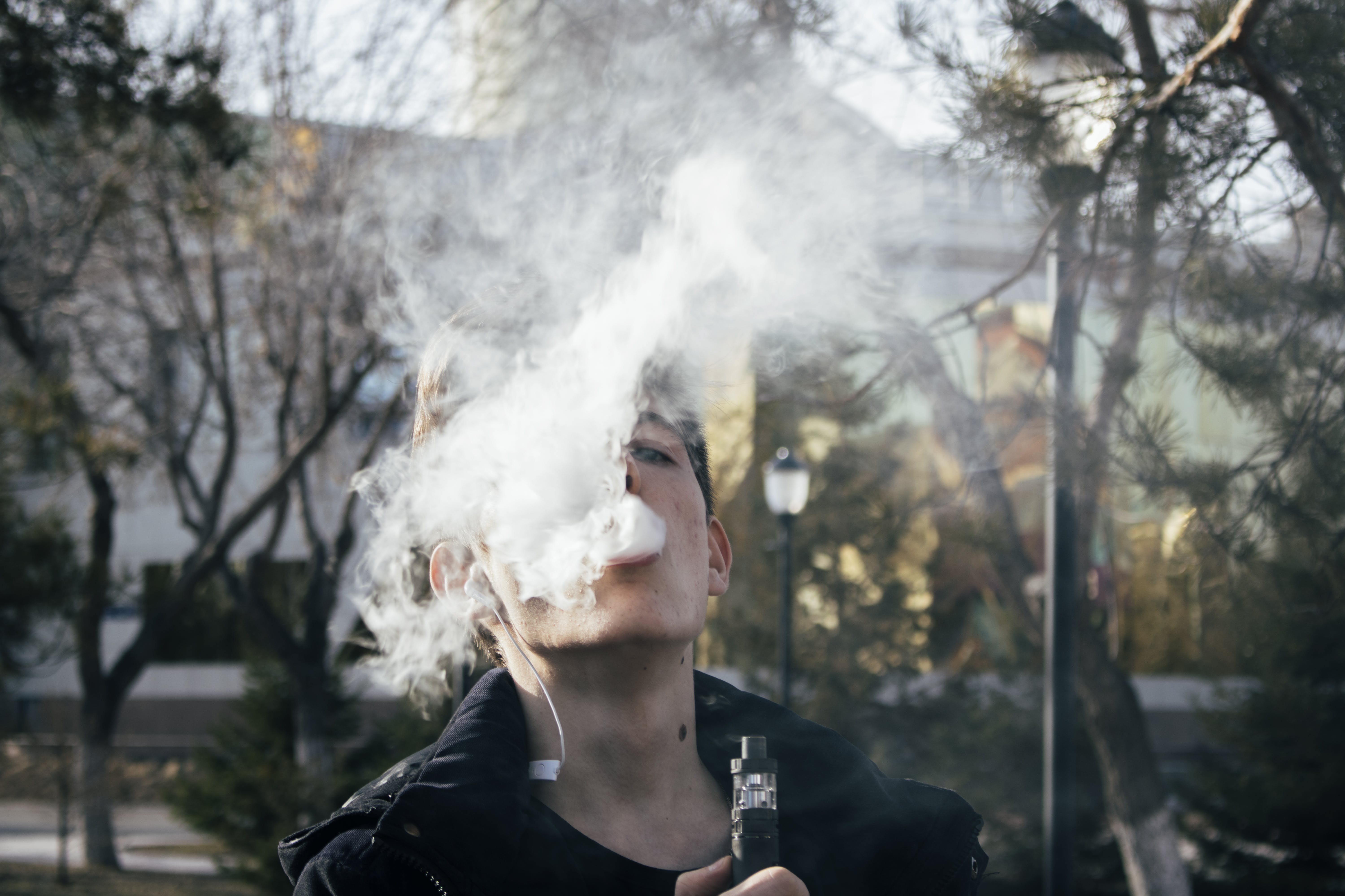 Fumo di vape su sfondo scuro, 720x1280 Full HD Verticale, Smartphone