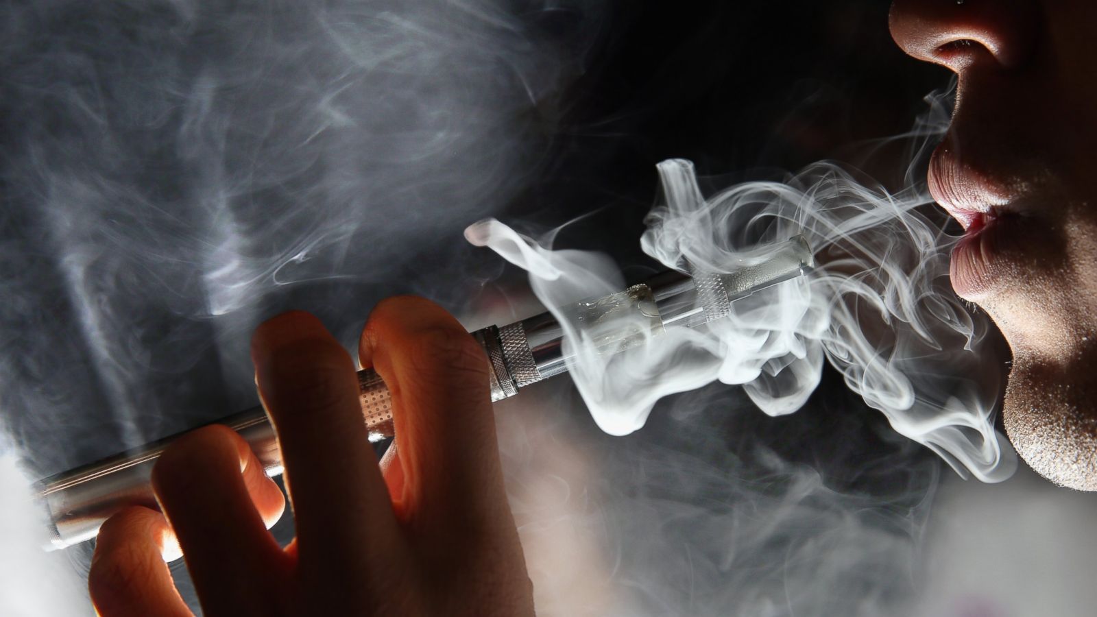 Uomo con fumo di vape, 6000x4000 4K Ultra HD, Monitor 4K