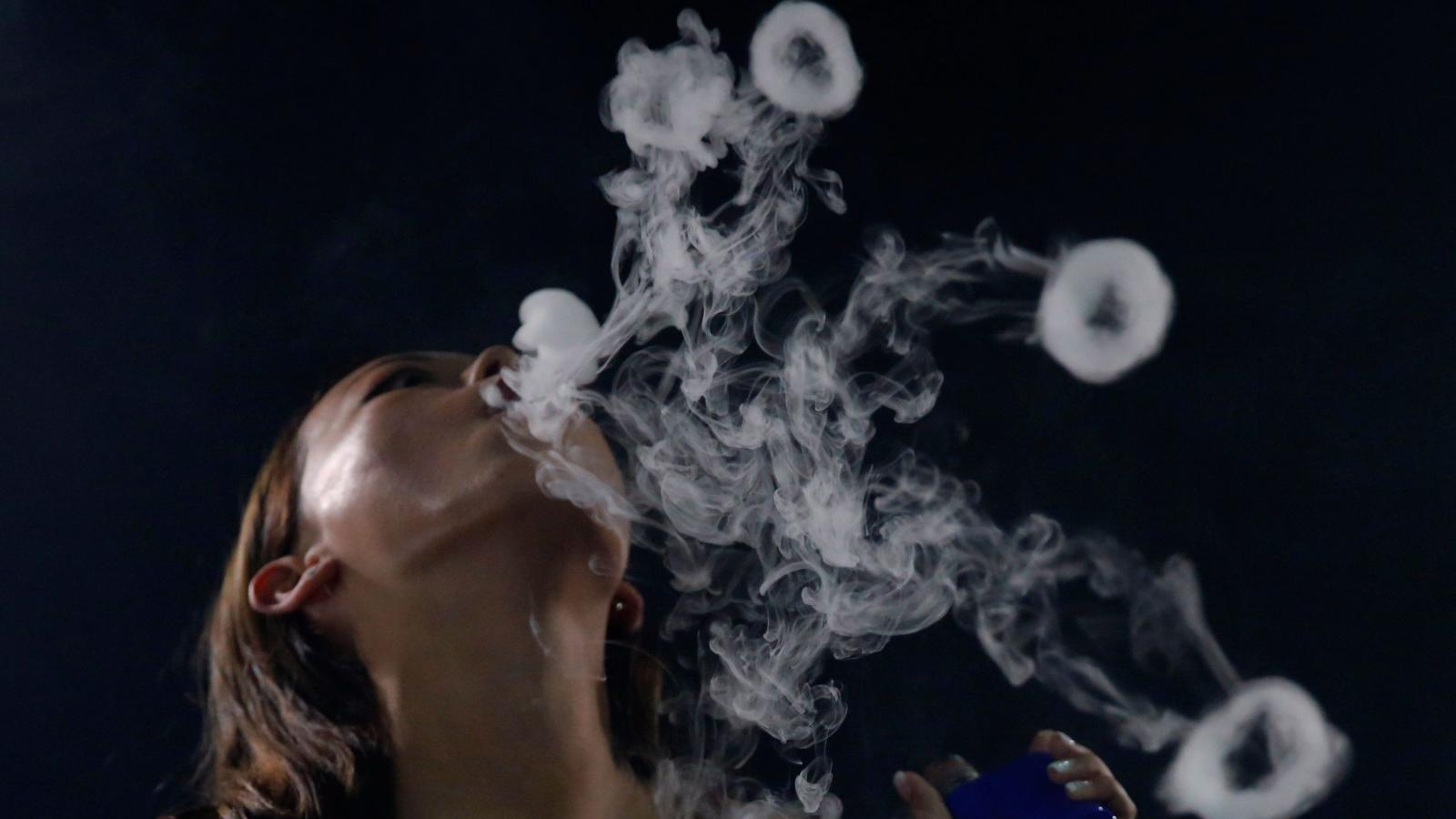 Uomo che soffia fumo vape, 1920x1080 Full HD, Laptop