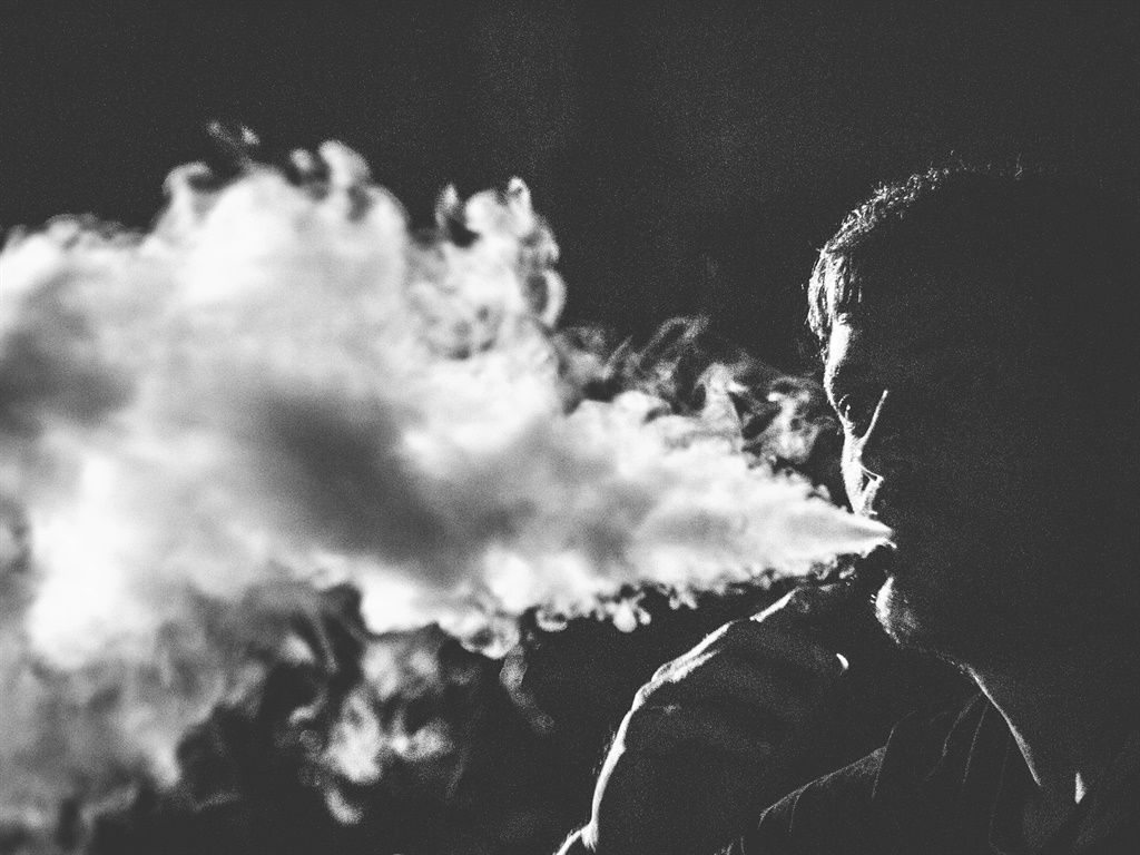Persona con anelli di fumo, 1600x900 900p, PC Desktop