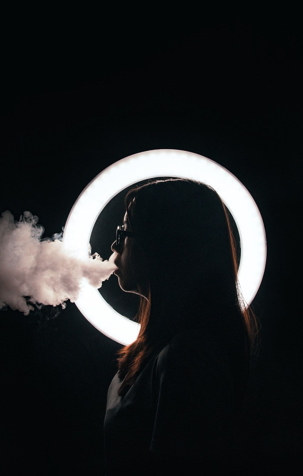 Silhouette donna con fumo vape, 1000x1572 Full HD Verticale, iPhone