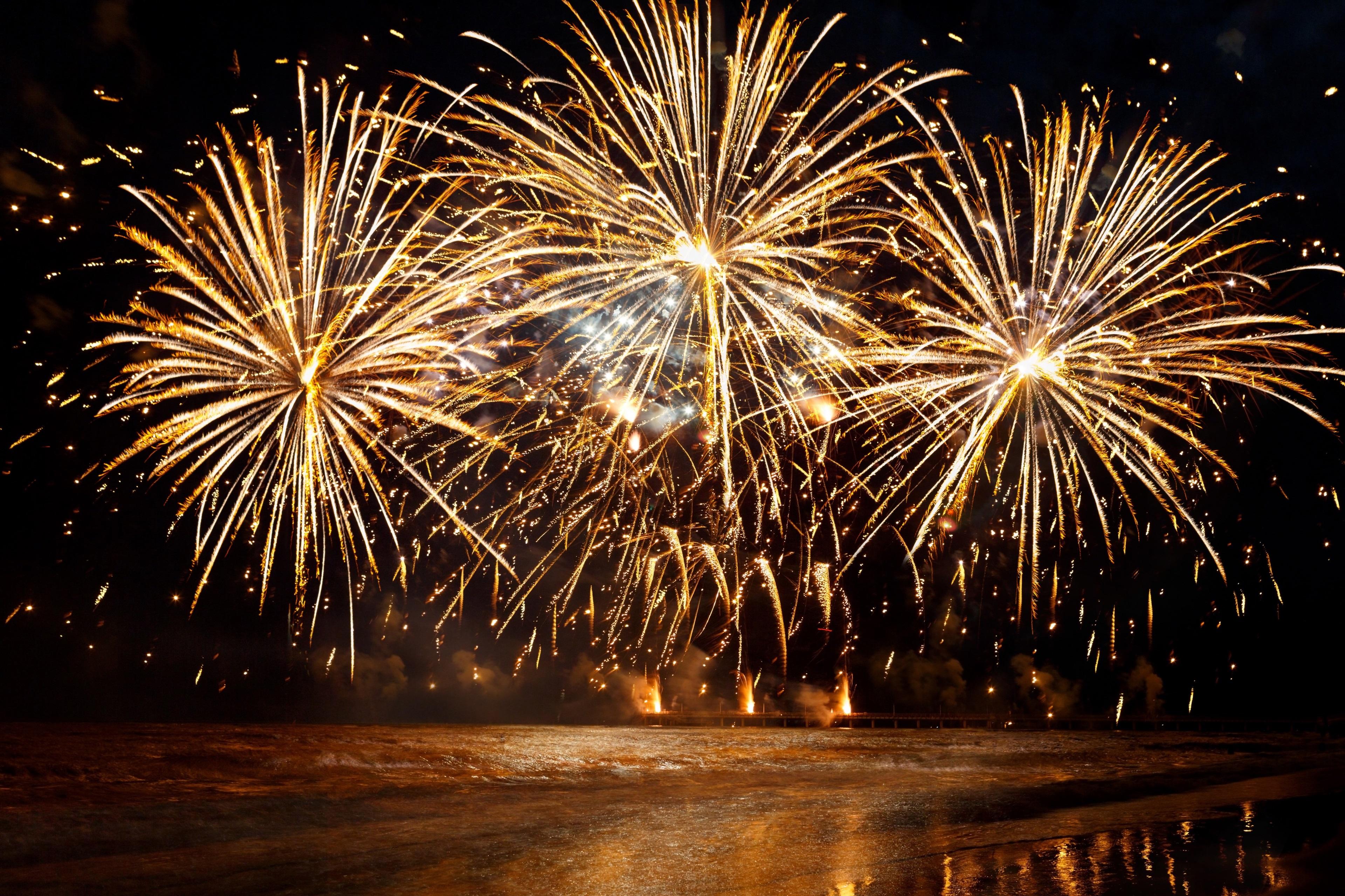 Fuochi d'artificio dorati sul mare, 3840x2560 4K, Desktop 4K