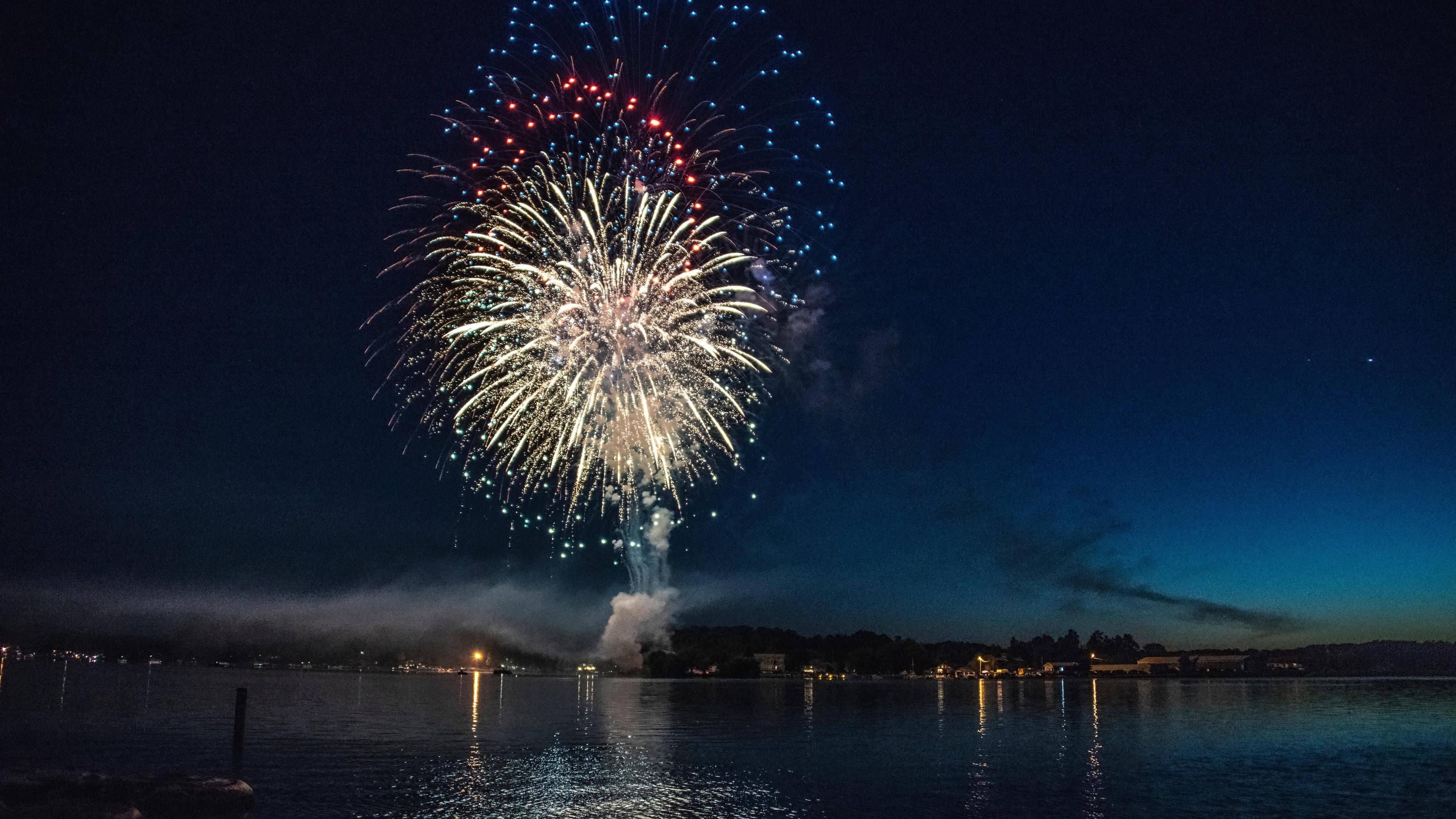 Fuochi d'artificio sul lago crepuscolo, 3072x1728 2K+, Desktop