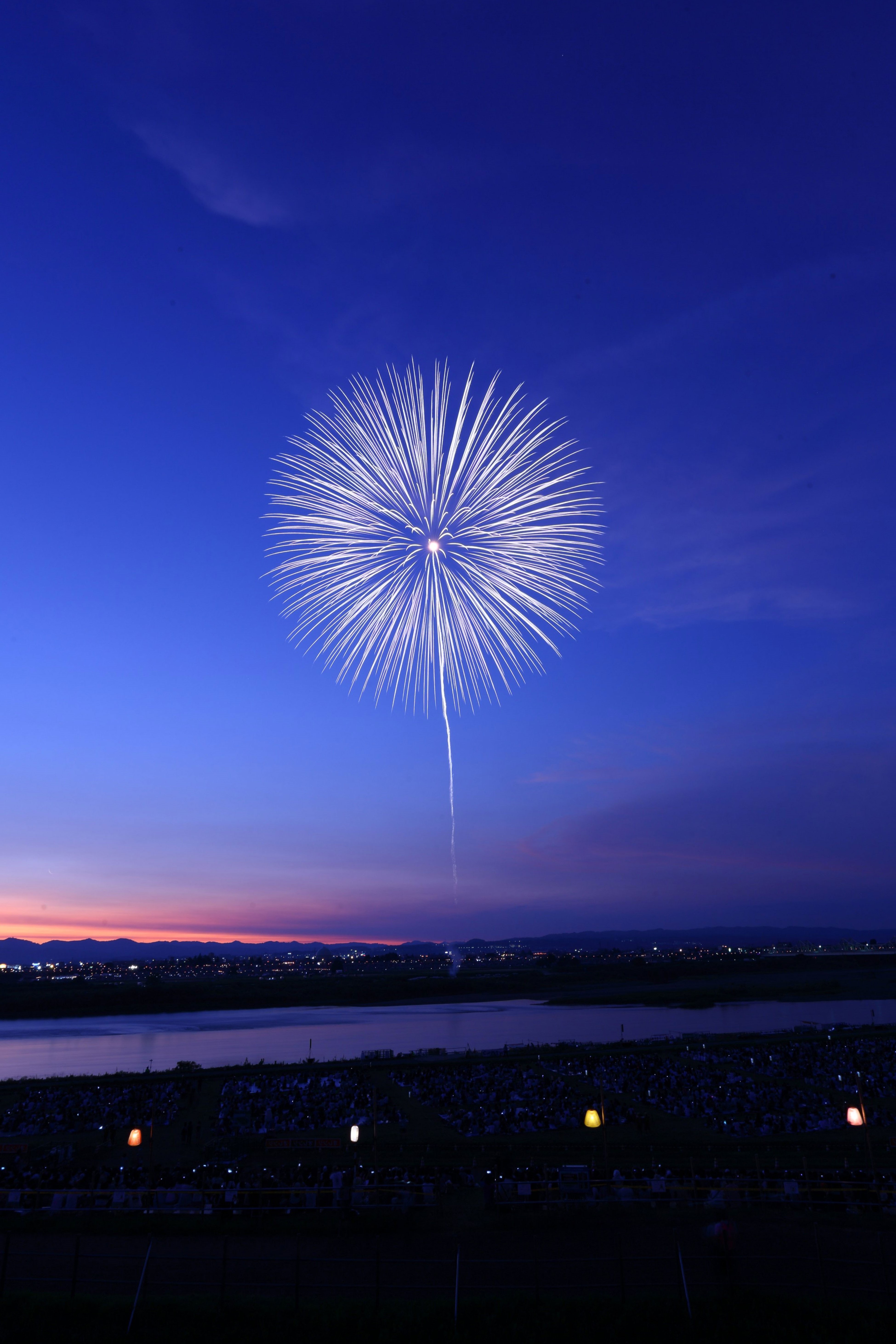 Fuoco d'artificio bianco cielo azzurro, 3899x5847 Full HD Verticale, Smartphone