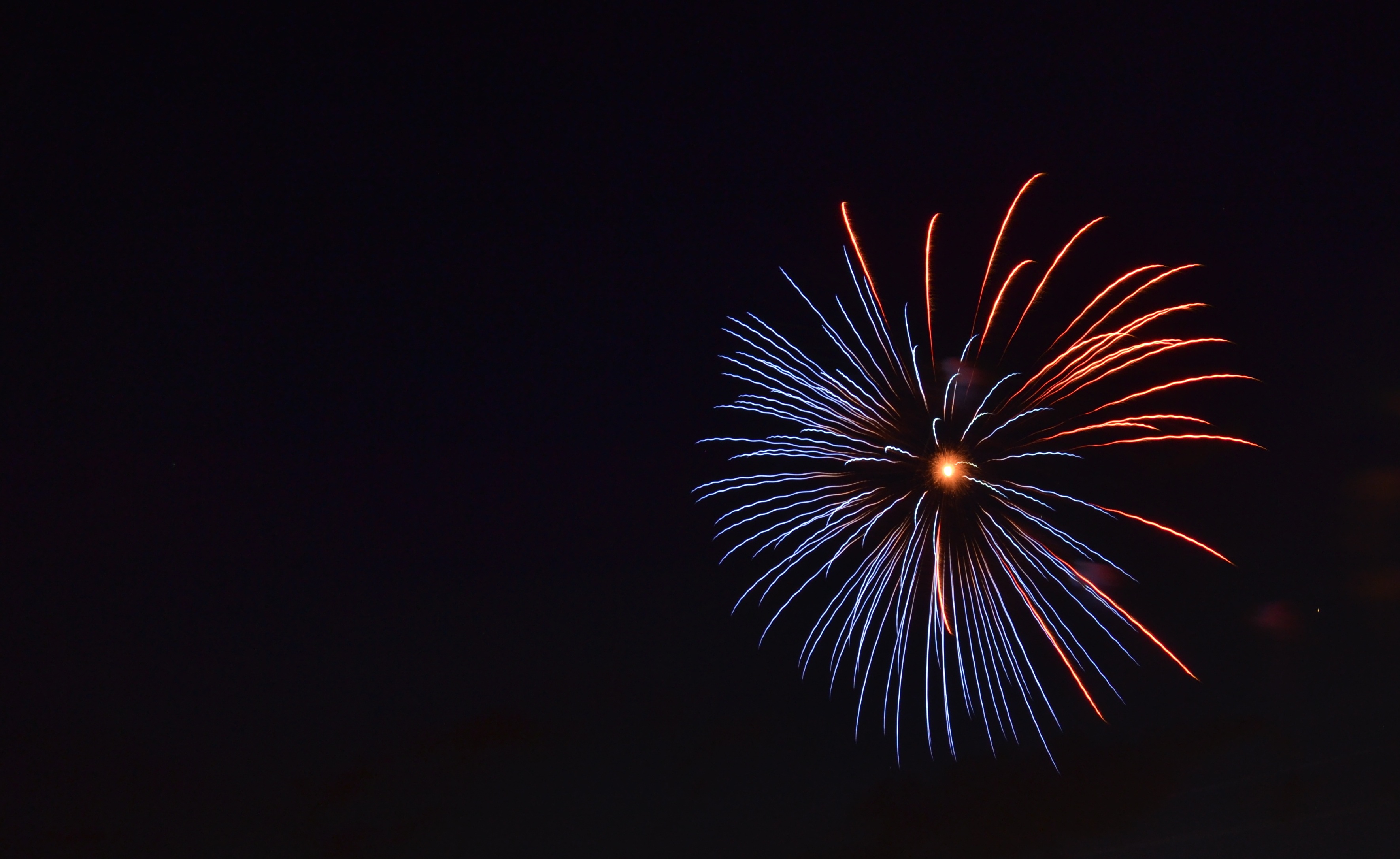 Fuoco d'artificio blu e rosso minimalista, 3542x2174 2K, Laptop