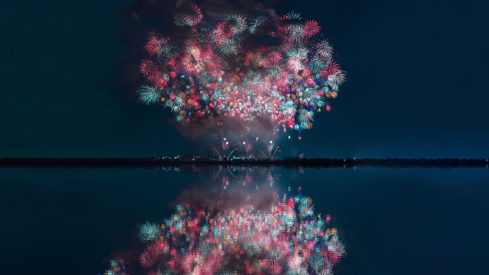 Fuochi d'artificio rosa riflessi sull'acqua, 1920x1080 1080p, PC Desktop