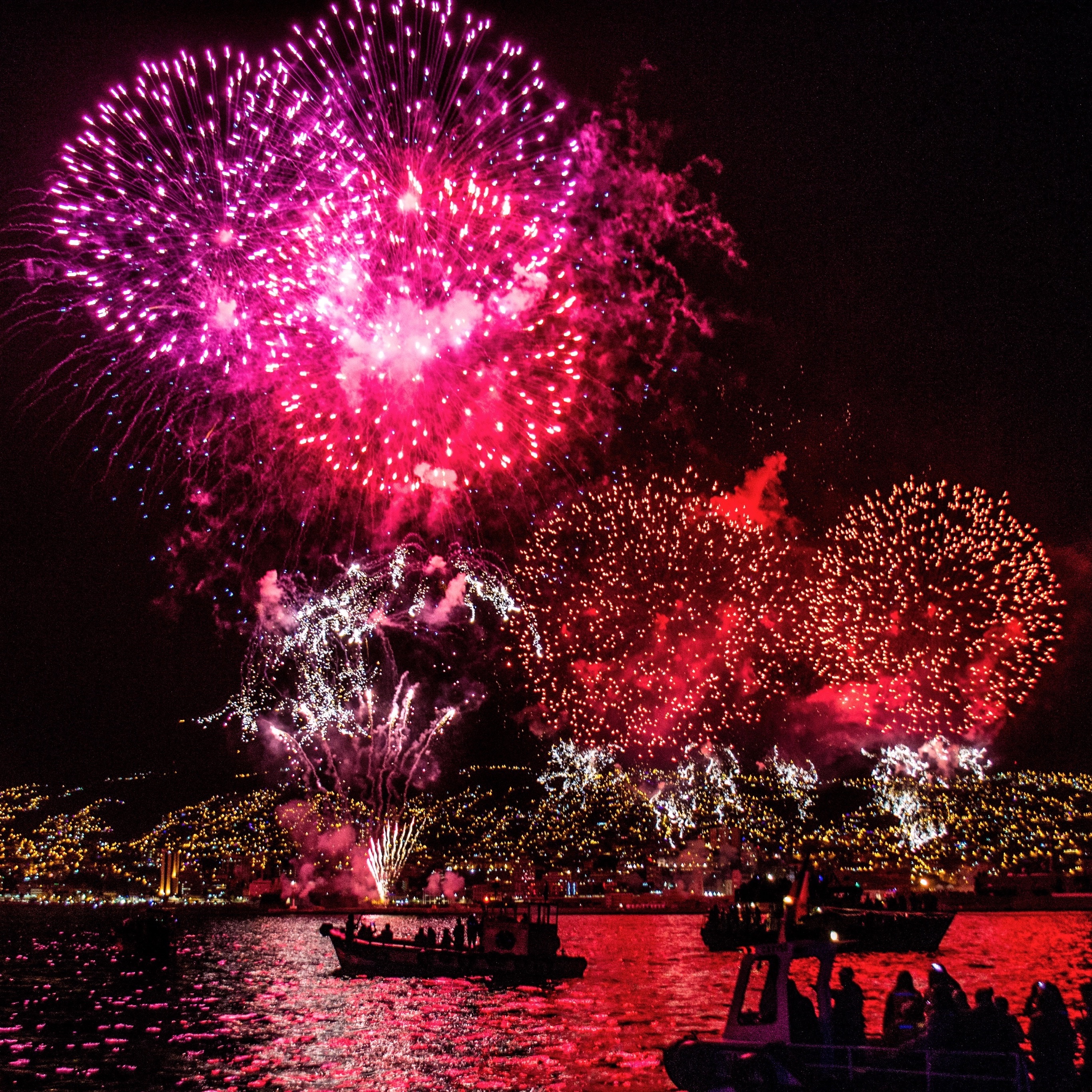 Fuochi d'artificio rosa sul mare barche, 2732x2732 WQXGA, Monitor Gaming