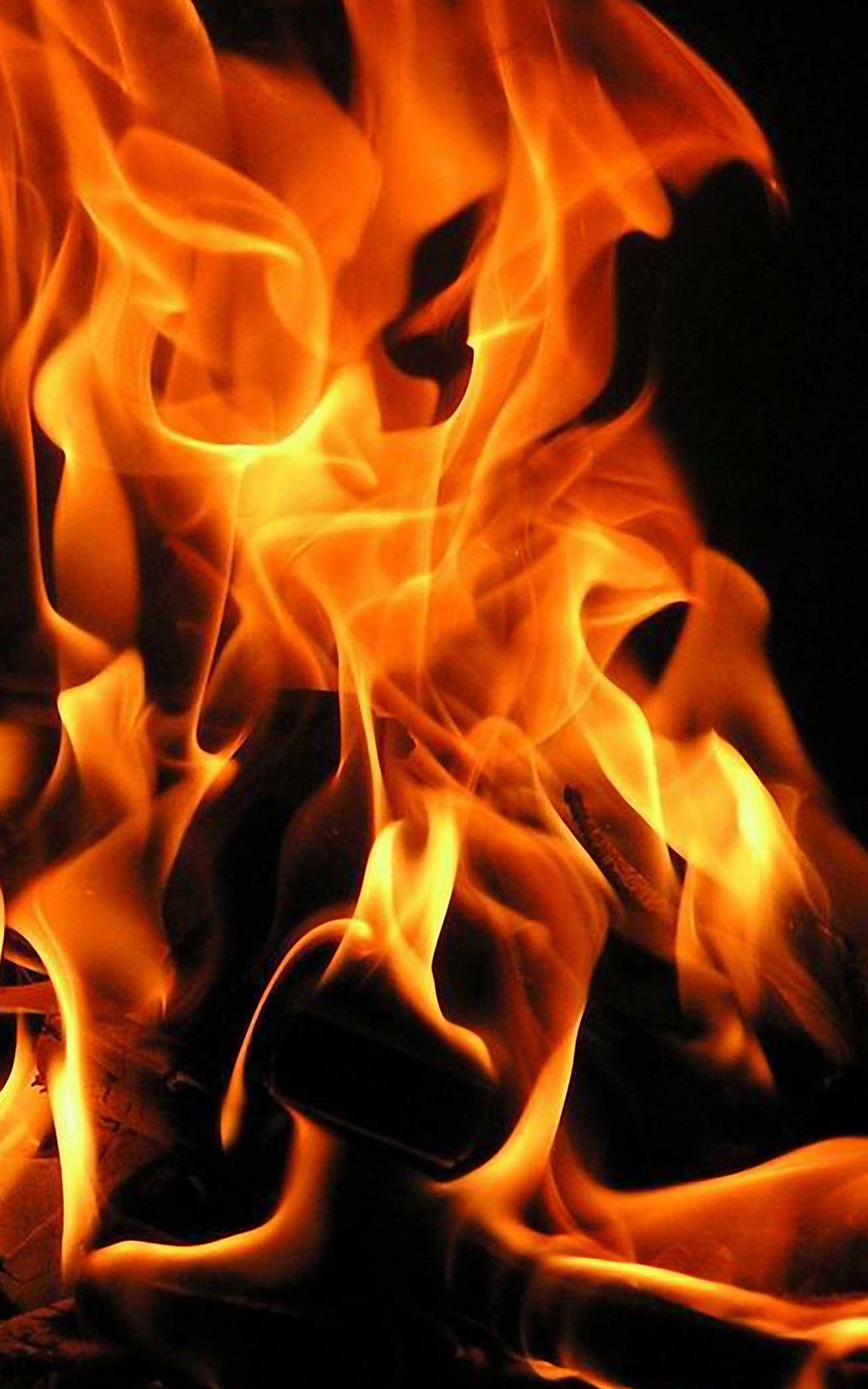 Fiamme arancioni su sfondo nero, 2400x3840 Full HD Verticale, Smartphone