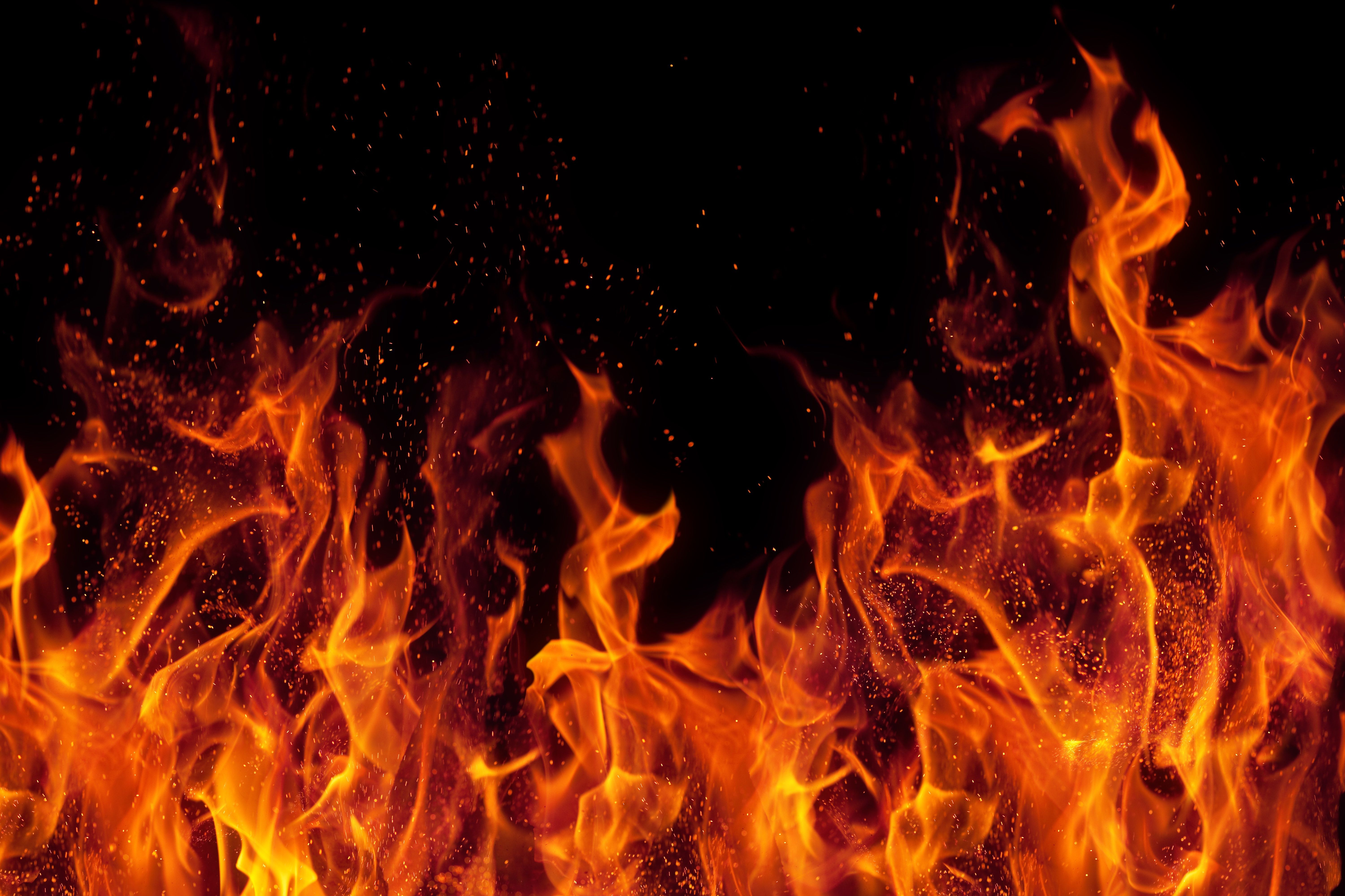 Fiamme di fuoco su nero, 6000x4000 UHD, Monitor 4K