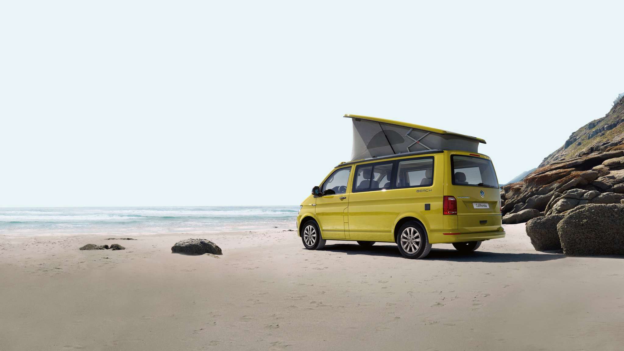 Furgone VW giallo in spiaggia, 2048x1152 Hi-Res, PC
