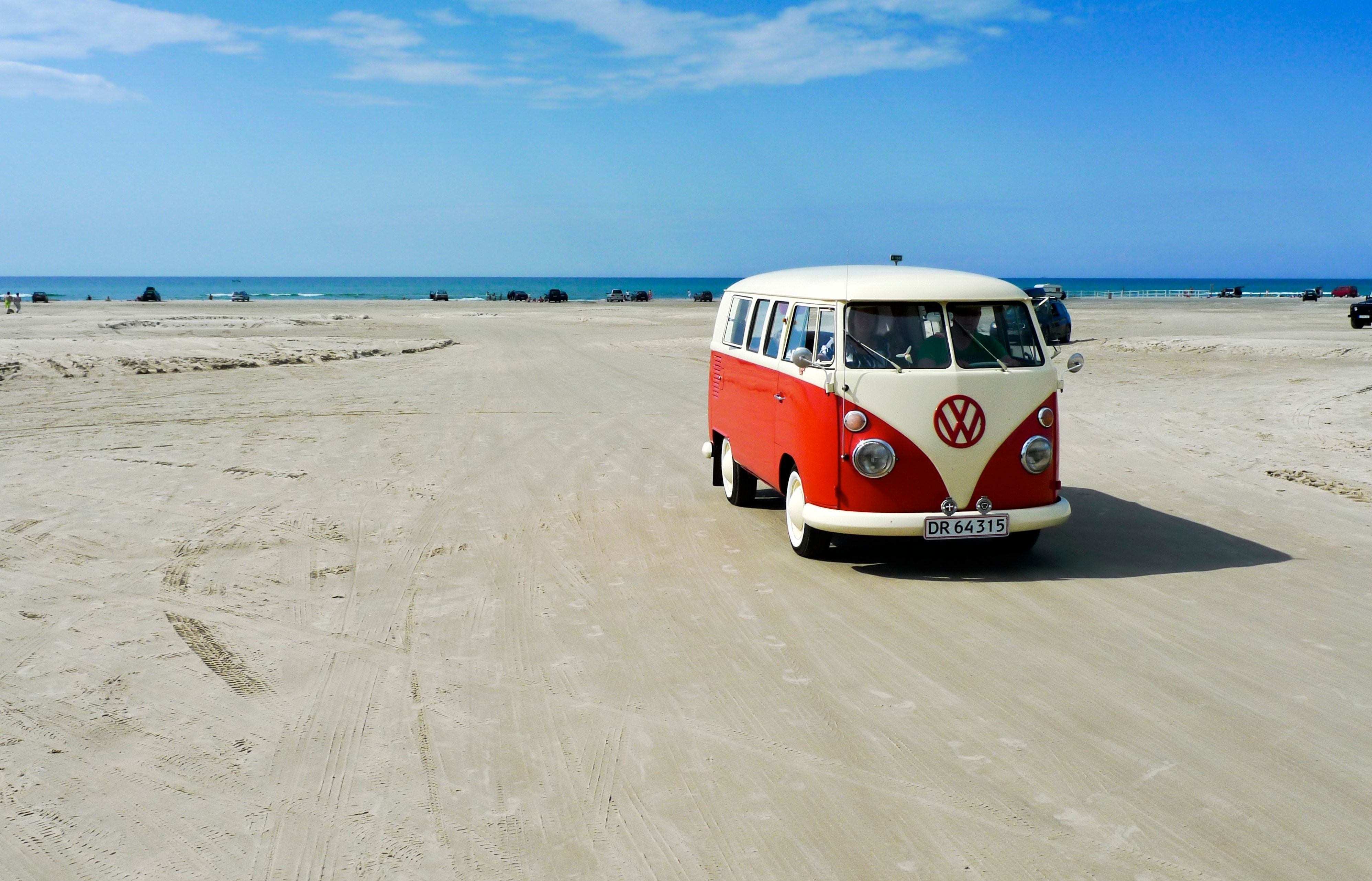 Furgone VW rosso in spiaggia, 3992x2562 4K Ultra HD, Monitor 4K