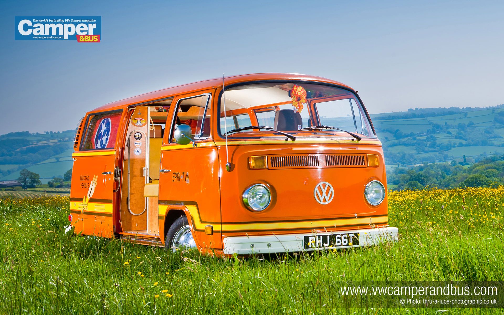 Furgone VW arancione in campo, 1920x1200 Full HD+, Desktop