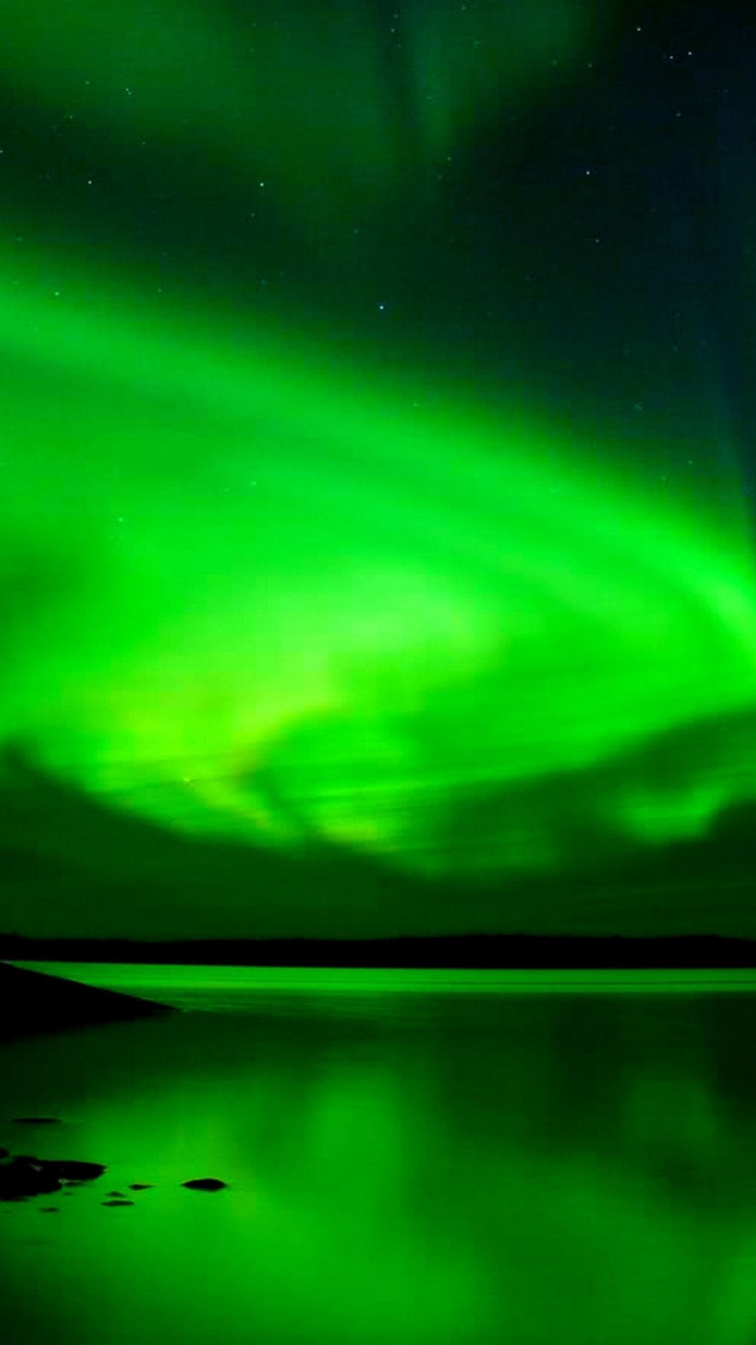 Aurora boreale verde su lago, 1080x1920 Full HD Verticale, Smartphone