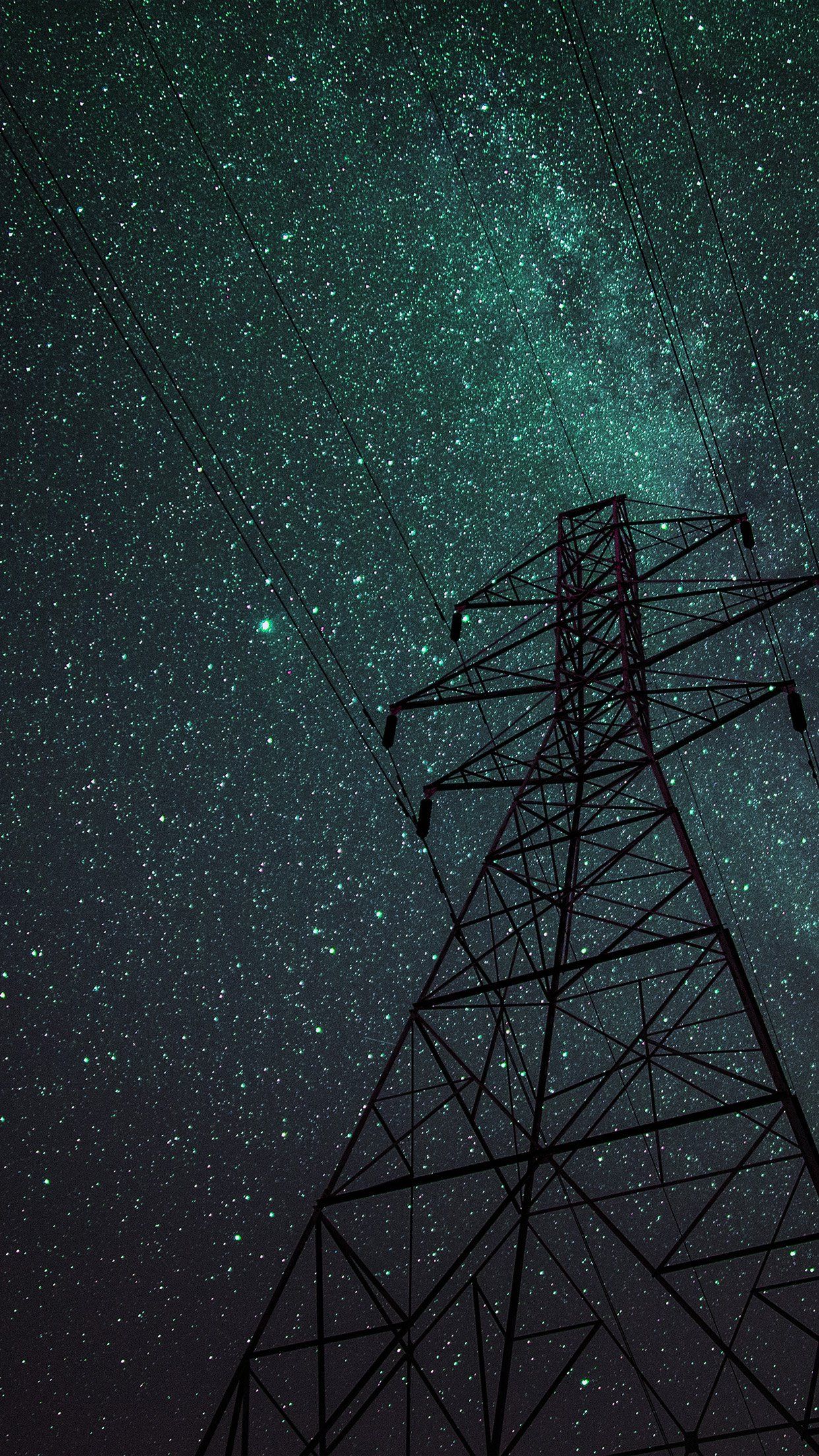 Traliccio elettrico sotto galassia verde, 1242x2208 Full HD Verticale, Google Pixel