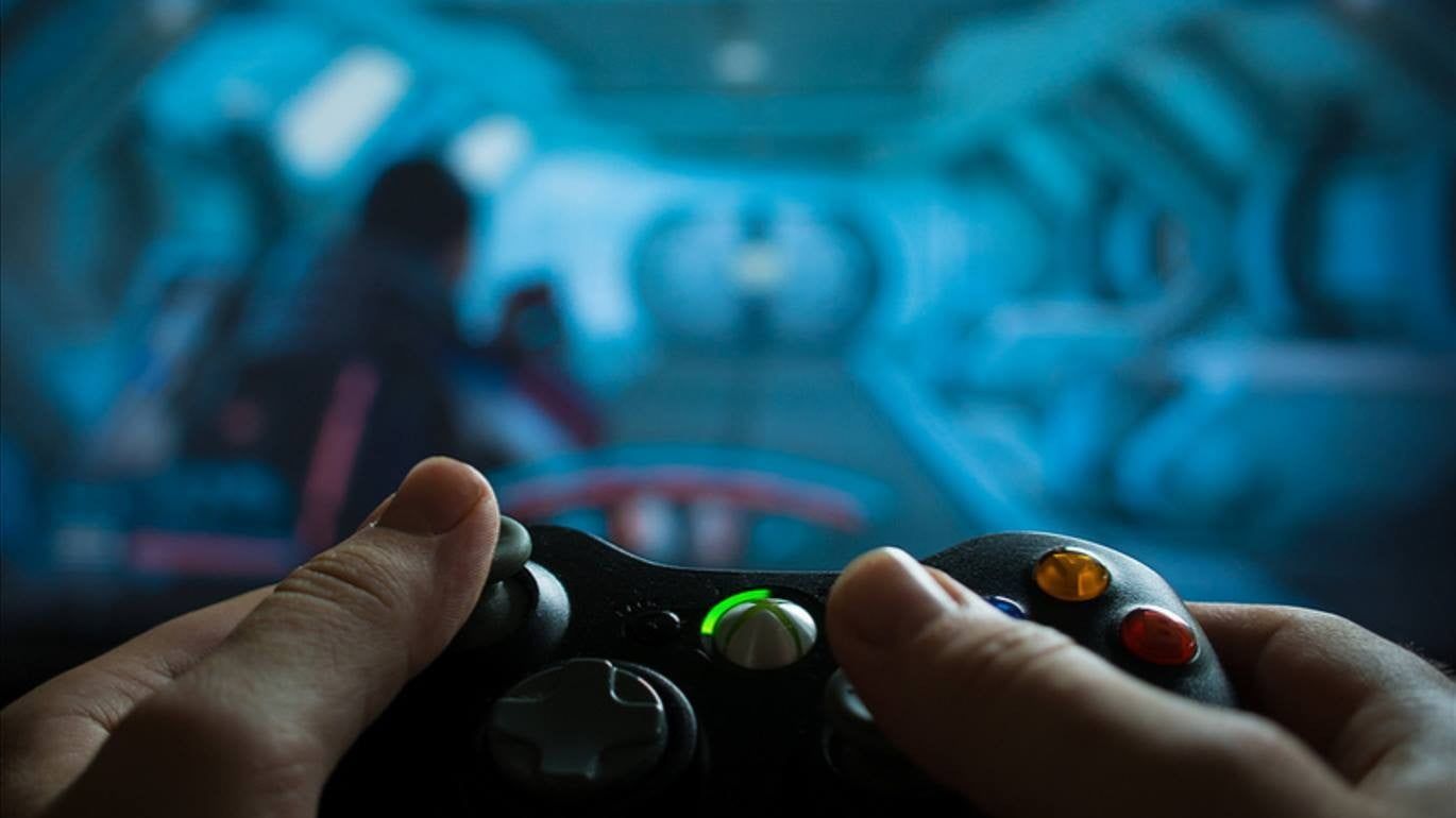 Mani con controller Xbox 360, 1370x770 HD, Desktop