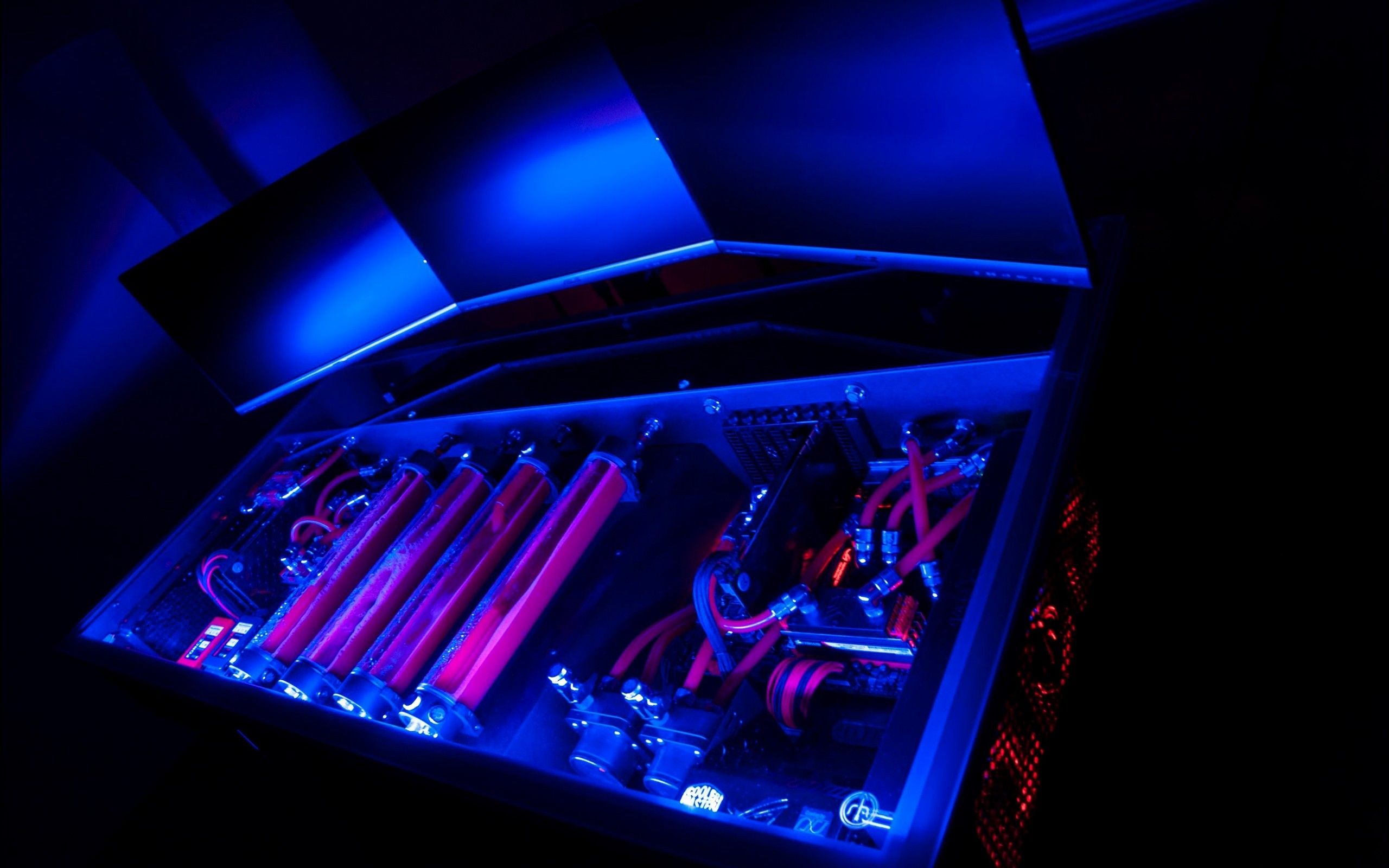 PC gaming illuminato blu e viola, 2560x1600 2K+, Desktop