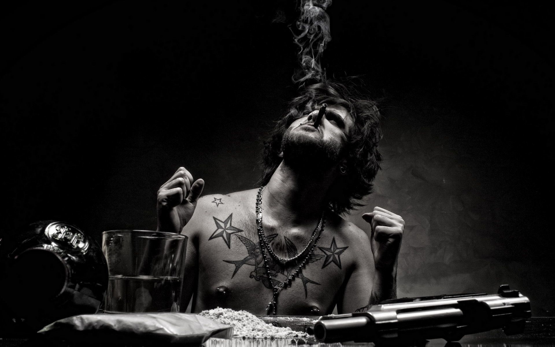 Uomo tatuato fumo pistola, 1920x1200 Full HD+, Desktop