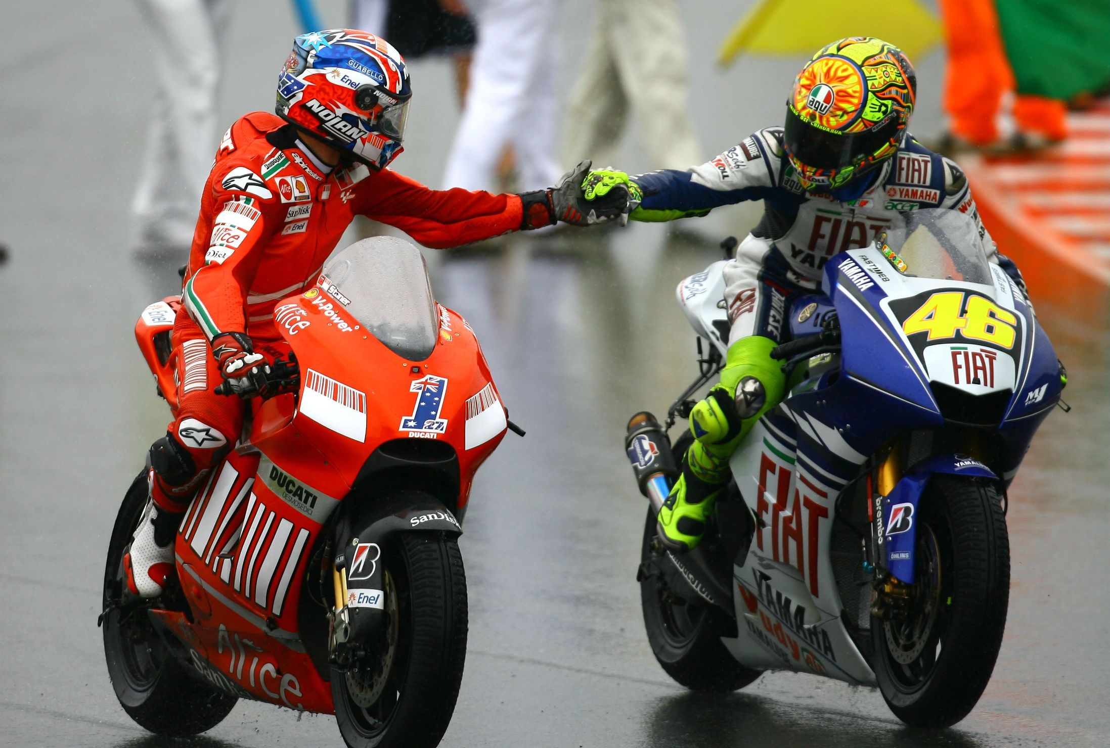 Piloti MotoGP Ducati Yamaha stretta mano, 2195x1480 alta risoluzione, Desktop