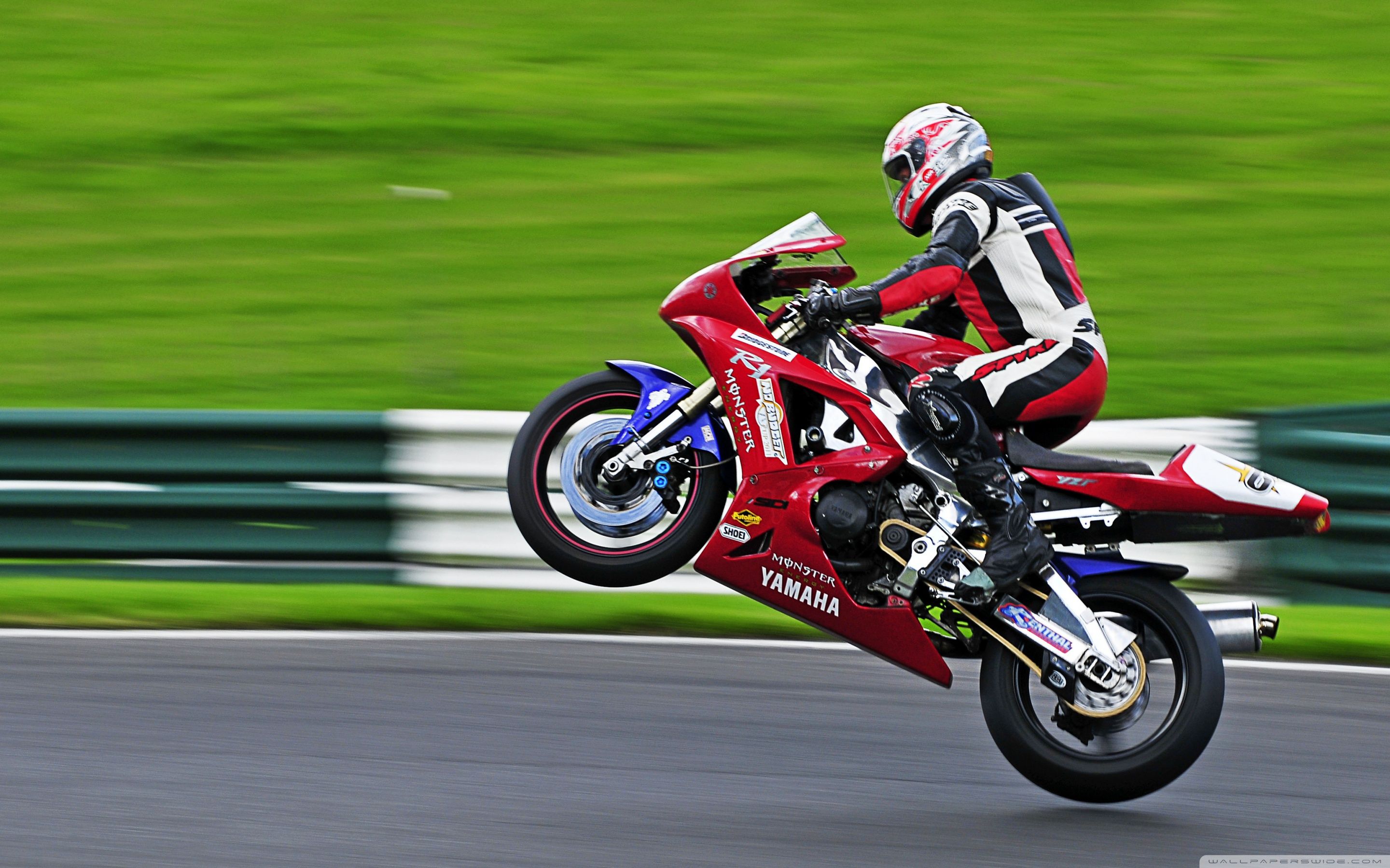Moto Yamaha rossa in impennata, 2880x1800 WQXGA, Laptop
