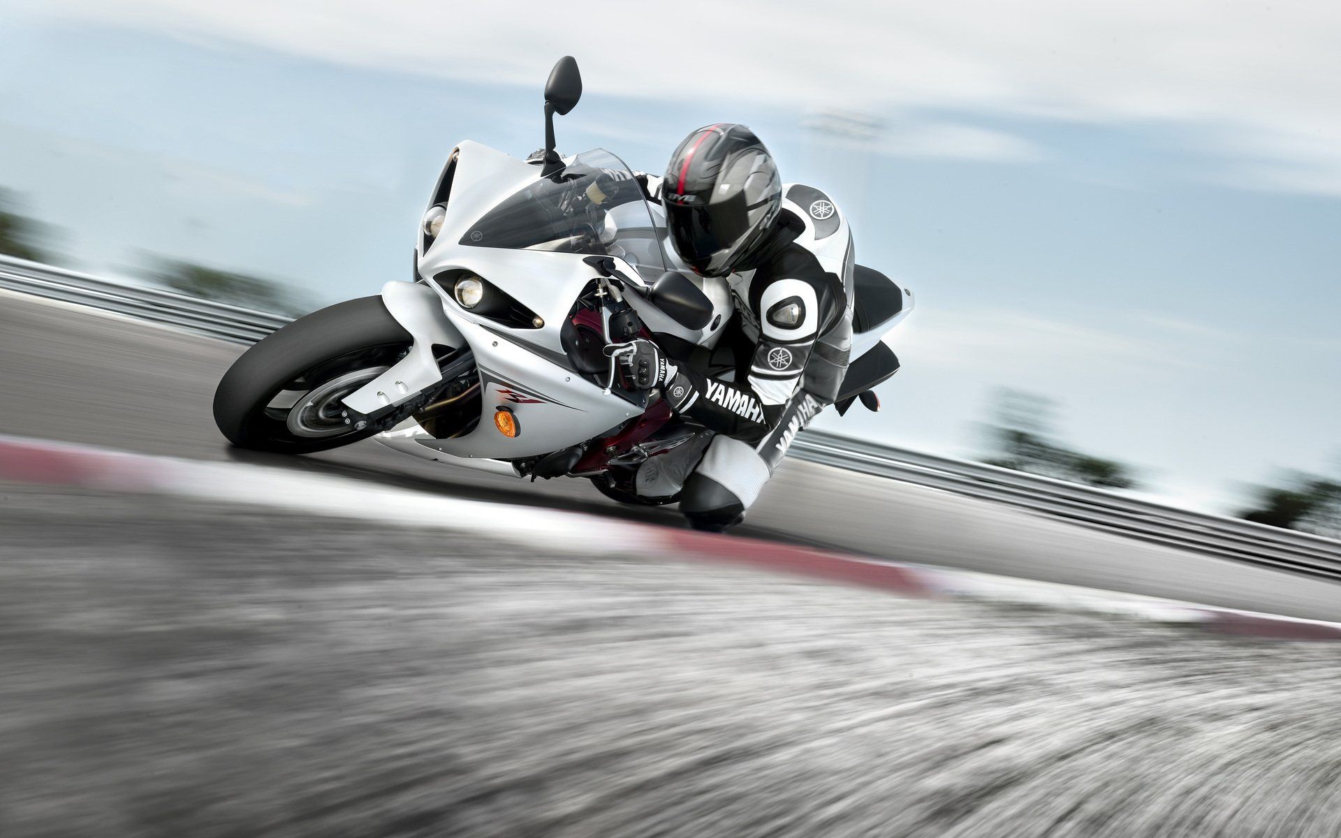 Motociclista bianco in curva pista, 1920x1200 WUXGA, Laptop