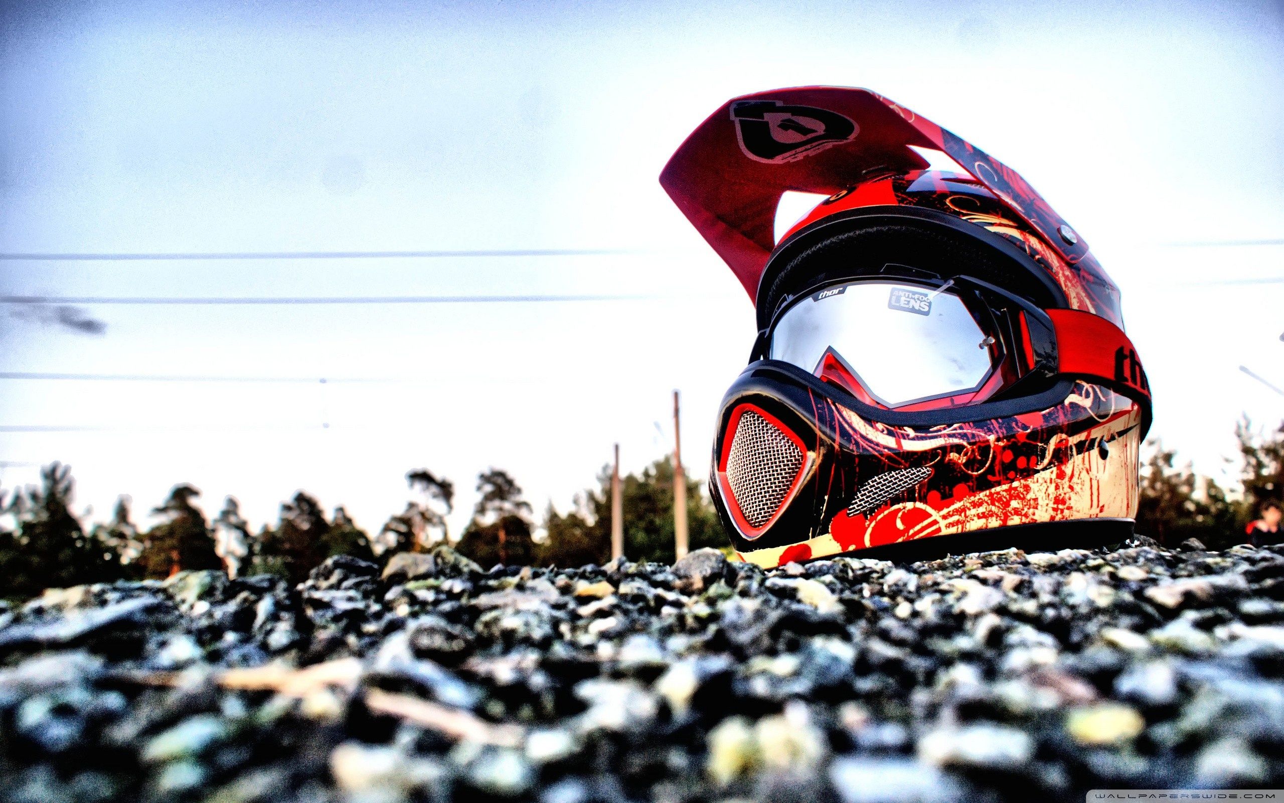 Casco motocross rosso su ghiaia, 2560x1600 2K, PC