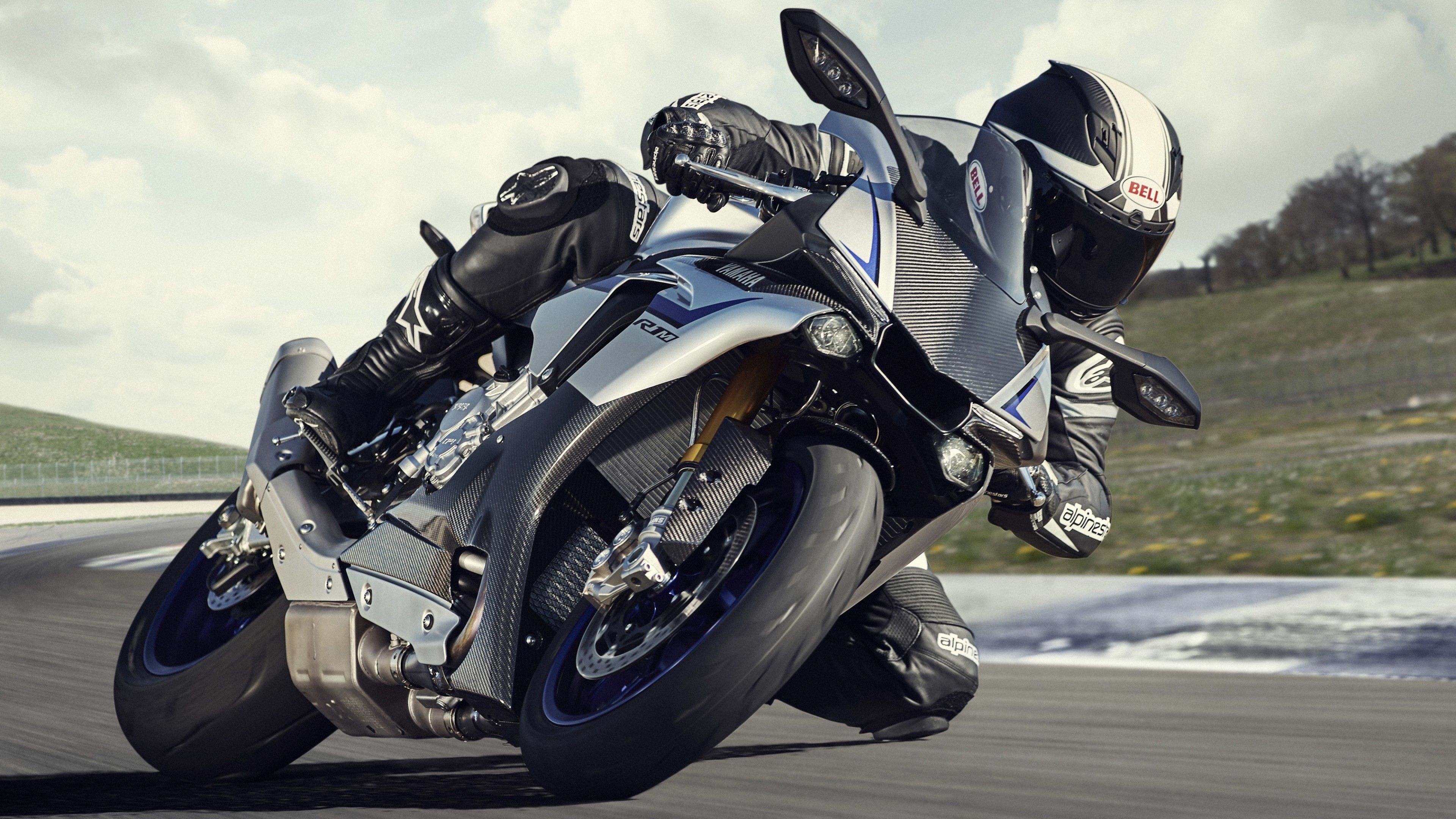 Moto sportiva Yamaha in curva, 3840x2160 4K, Monitor 4K