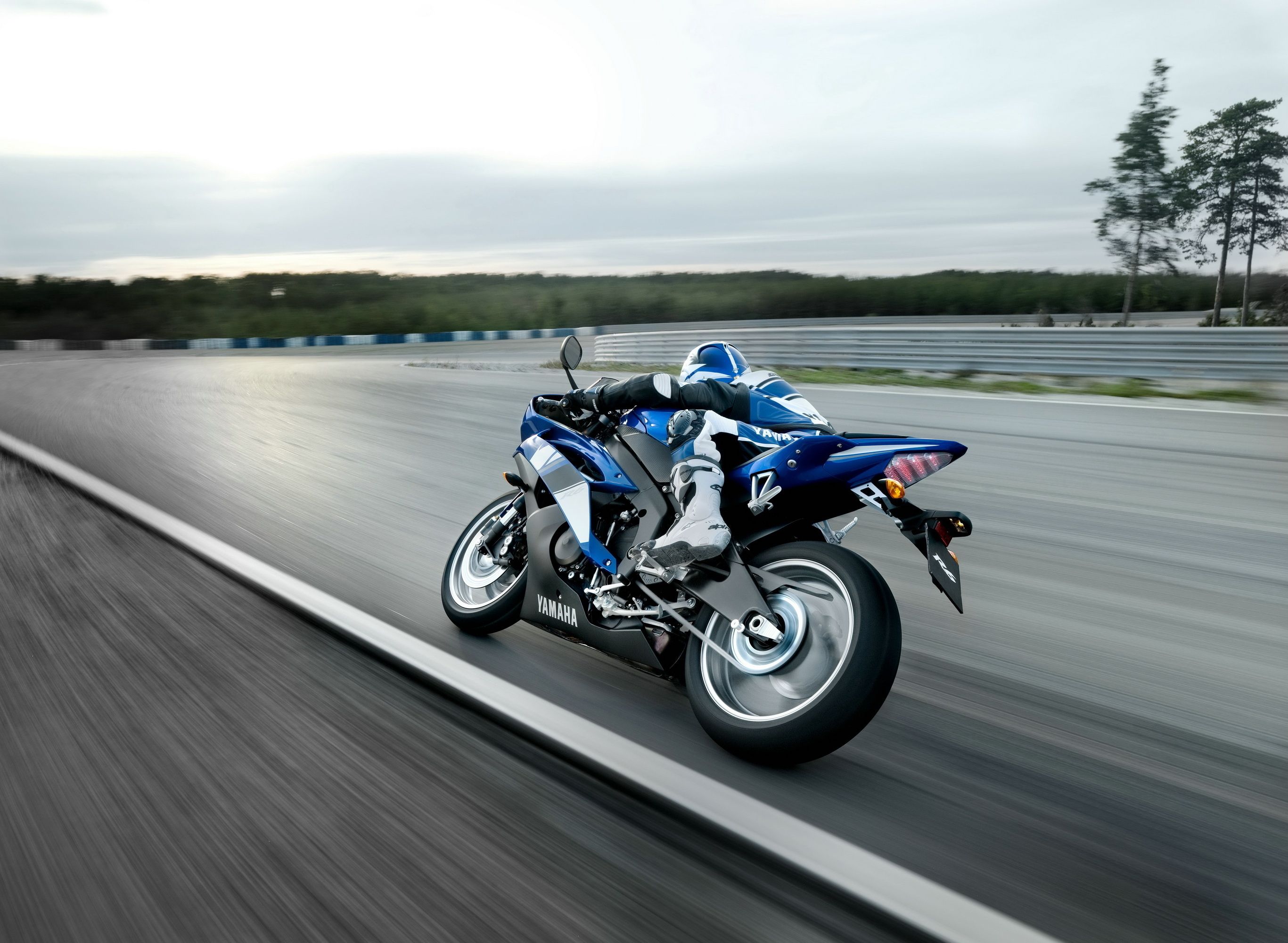 Moto sportiva blu su pista, 2733x2000 2K+, PC