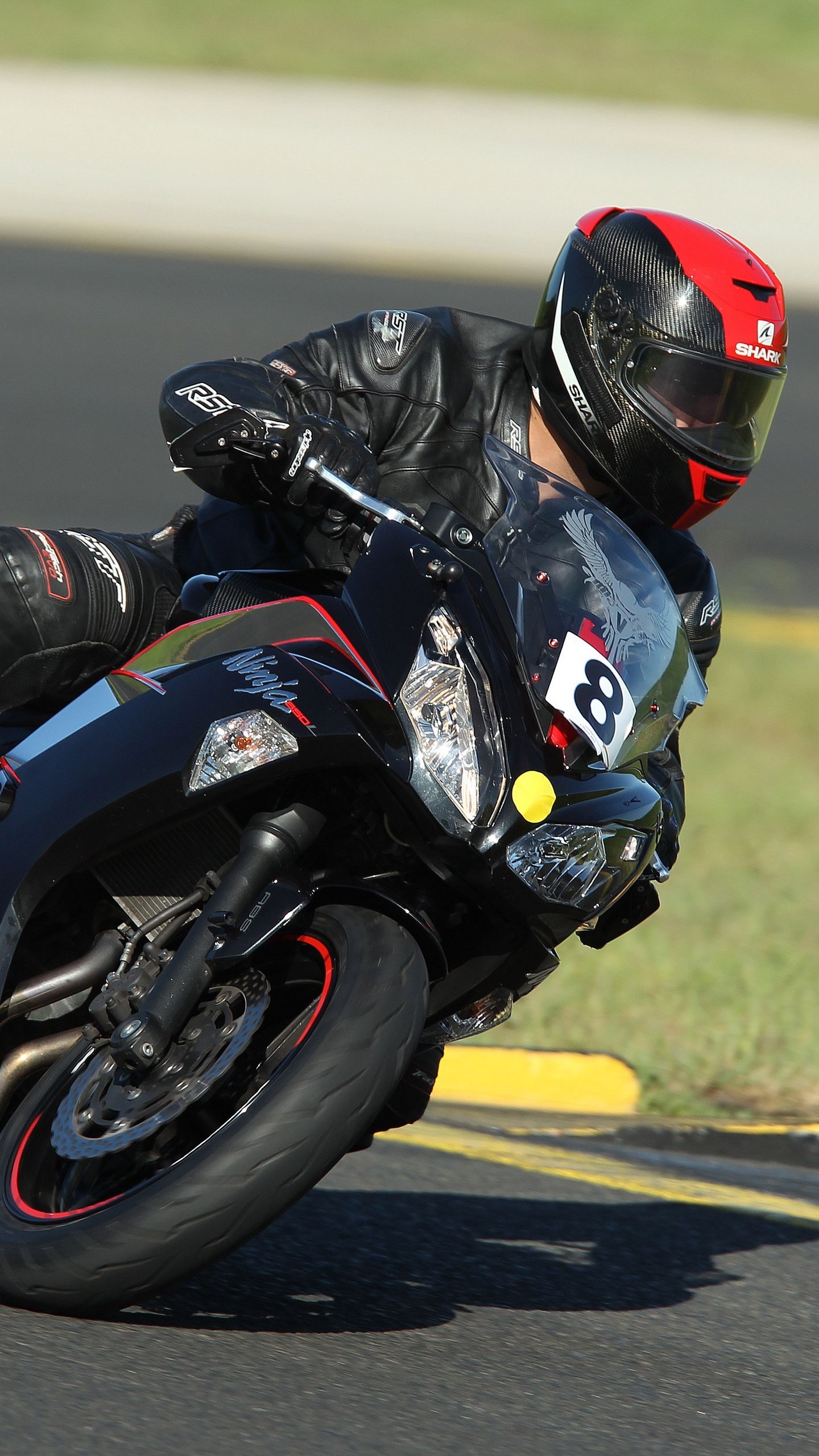 Motociclista in curva su pista, 1440x2560 Verticale, Mobile