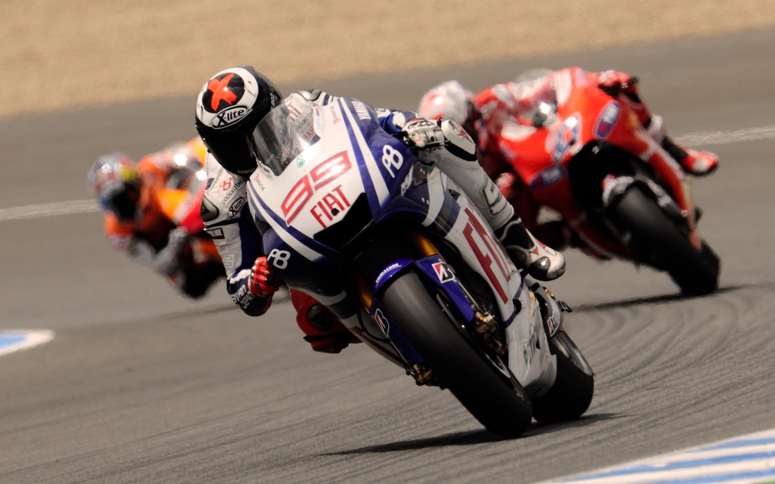 Piloti MotoGP Yamaha in curva, 2560x1600 2K+, Desktop