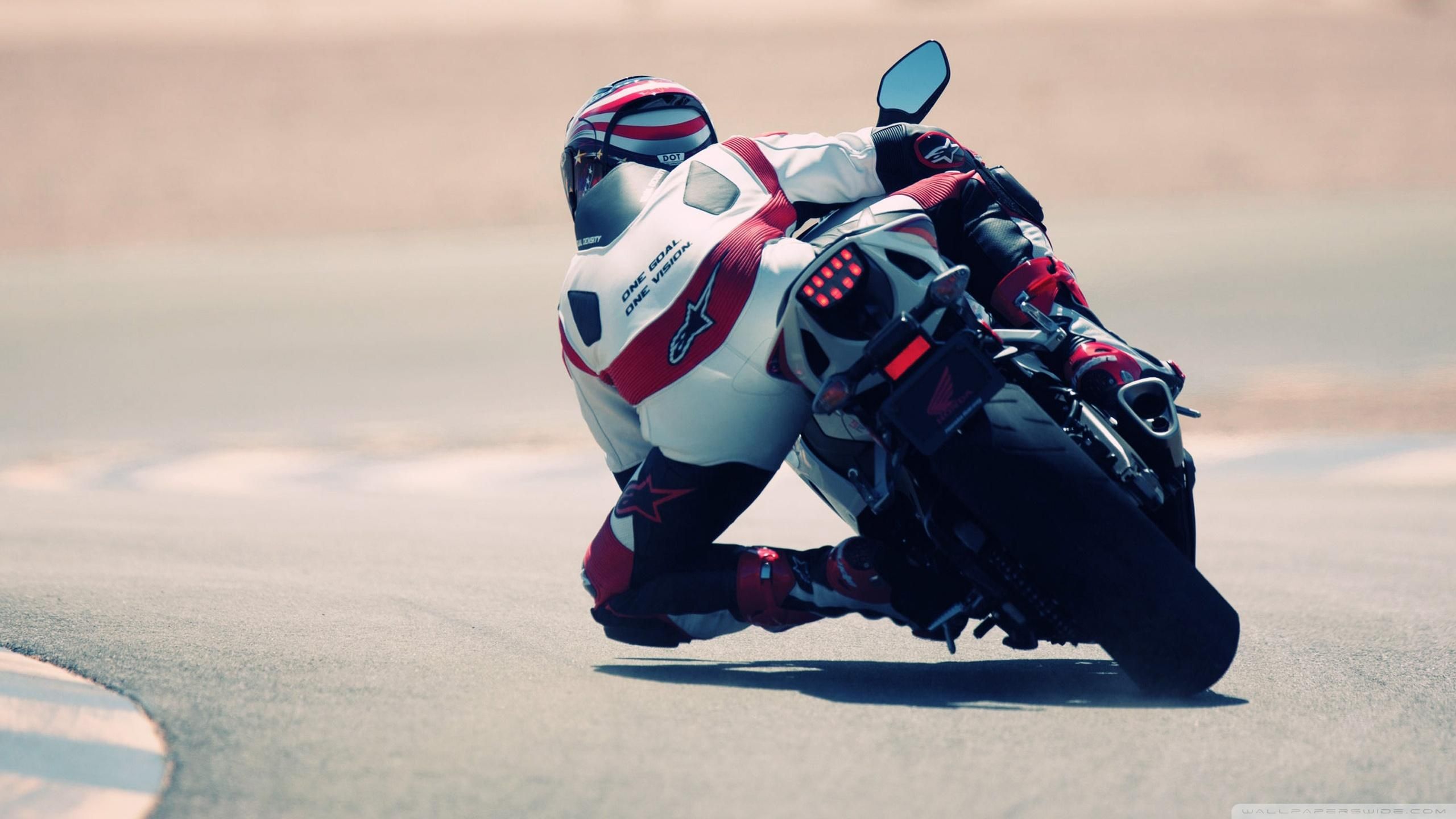 Moto sportiva in curva pista, 2560x1440 QHD, Laptop
