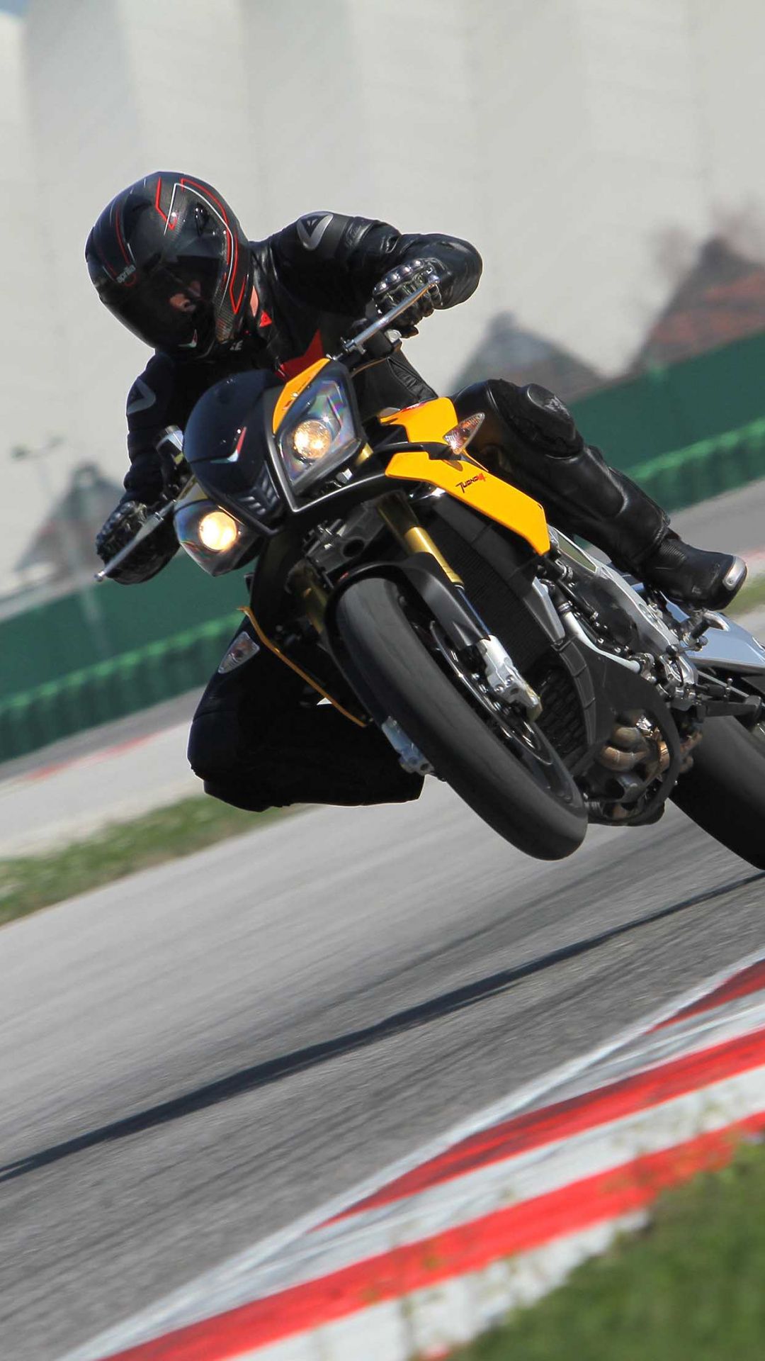 Motociclista in curva su pista, 1080x1920 Verticale, Samsung Galaxy