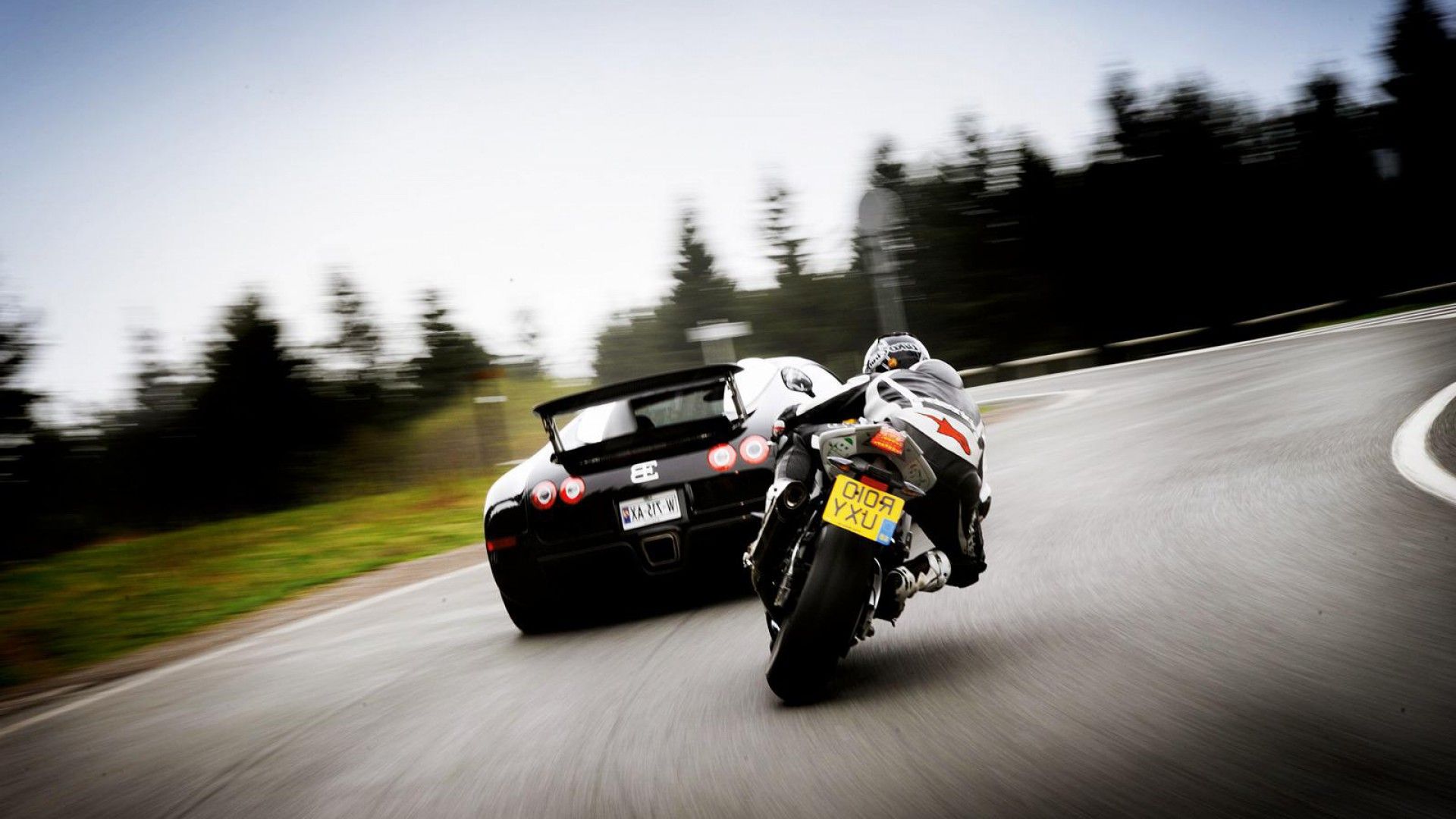 Moto sportiva insegue auto pista, 1920x1080 1080p, PC
