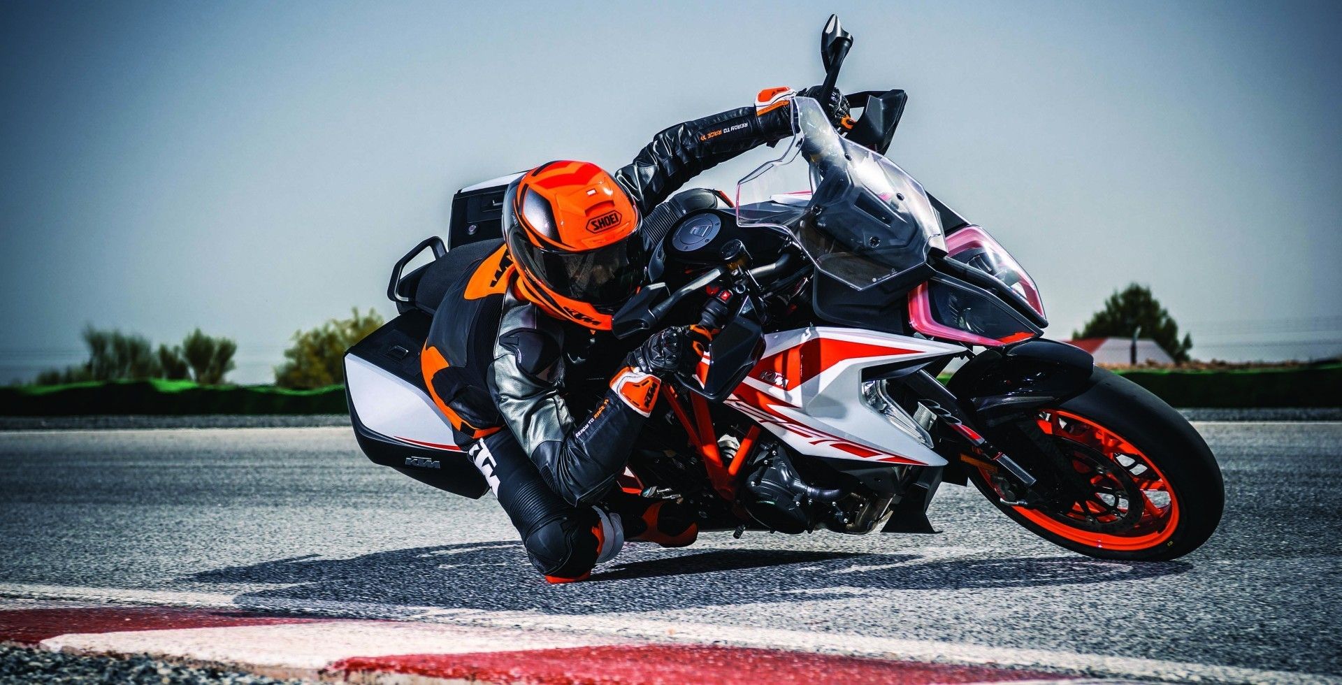 KTM moto in curva pista, 1920x980 Full HD, Desktop