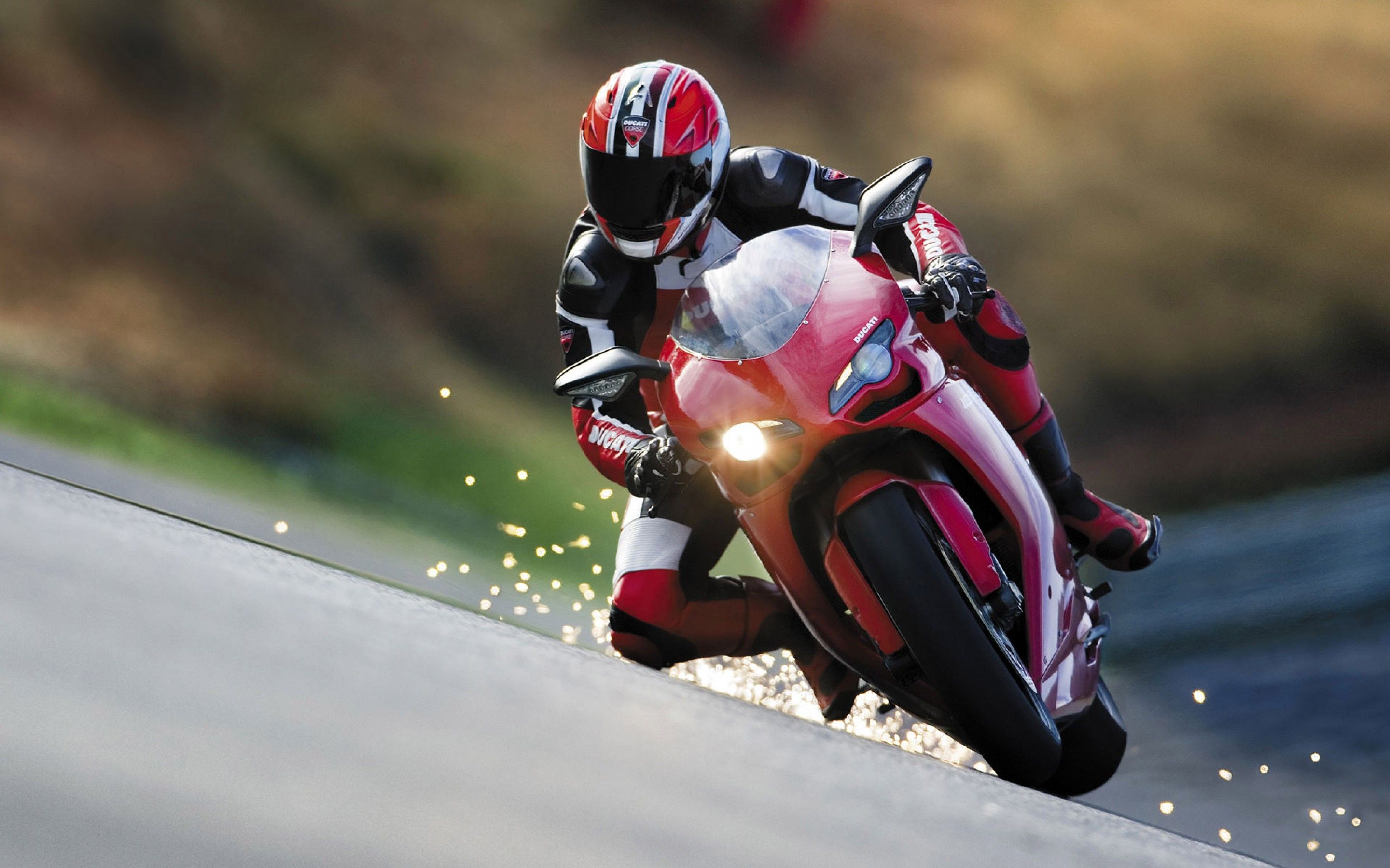 Moto Ducati in curva pista, 2880x1800 2K+, Laptop