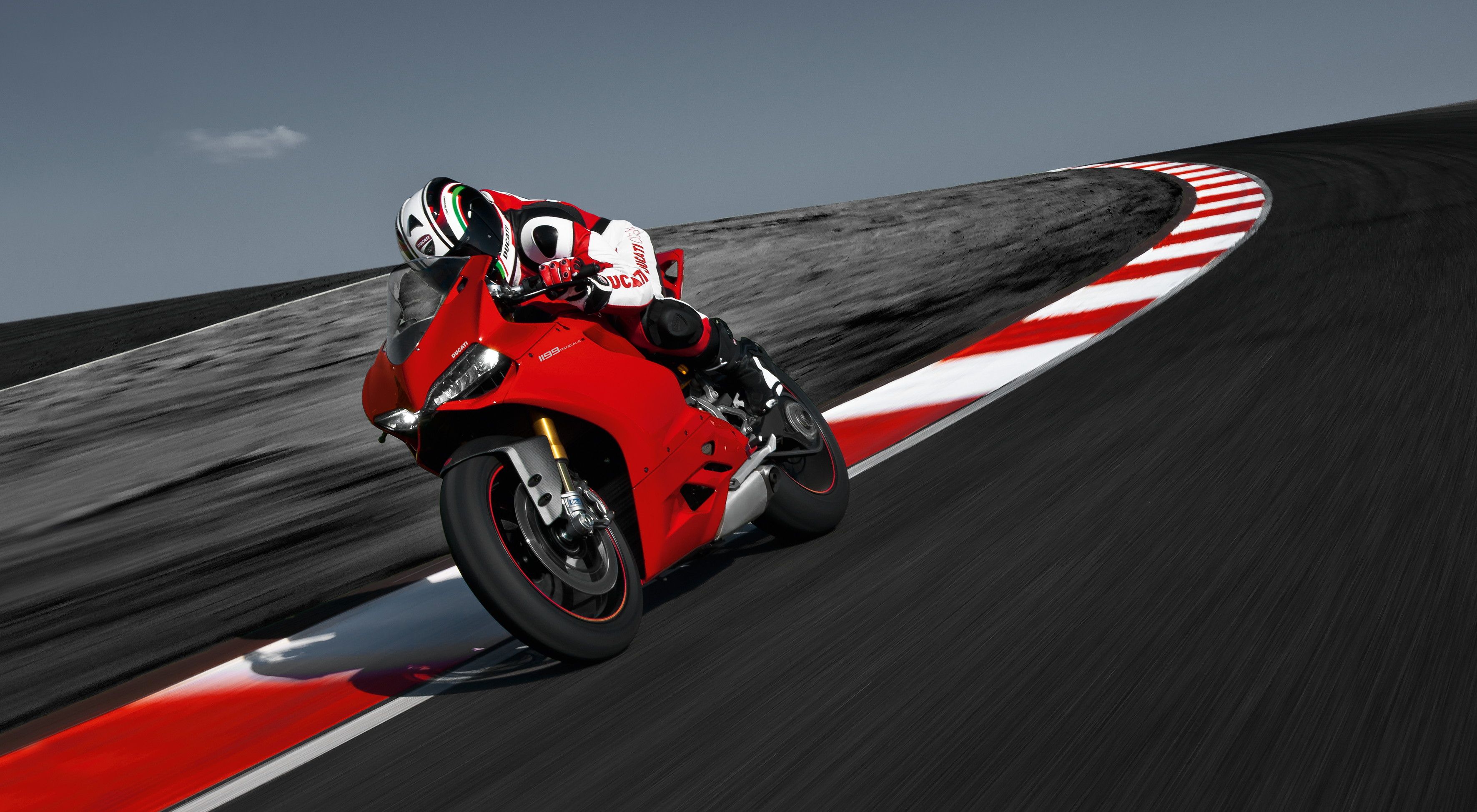 Ducati Panigale rossa in pista, 3543x1949 2K, Laptop