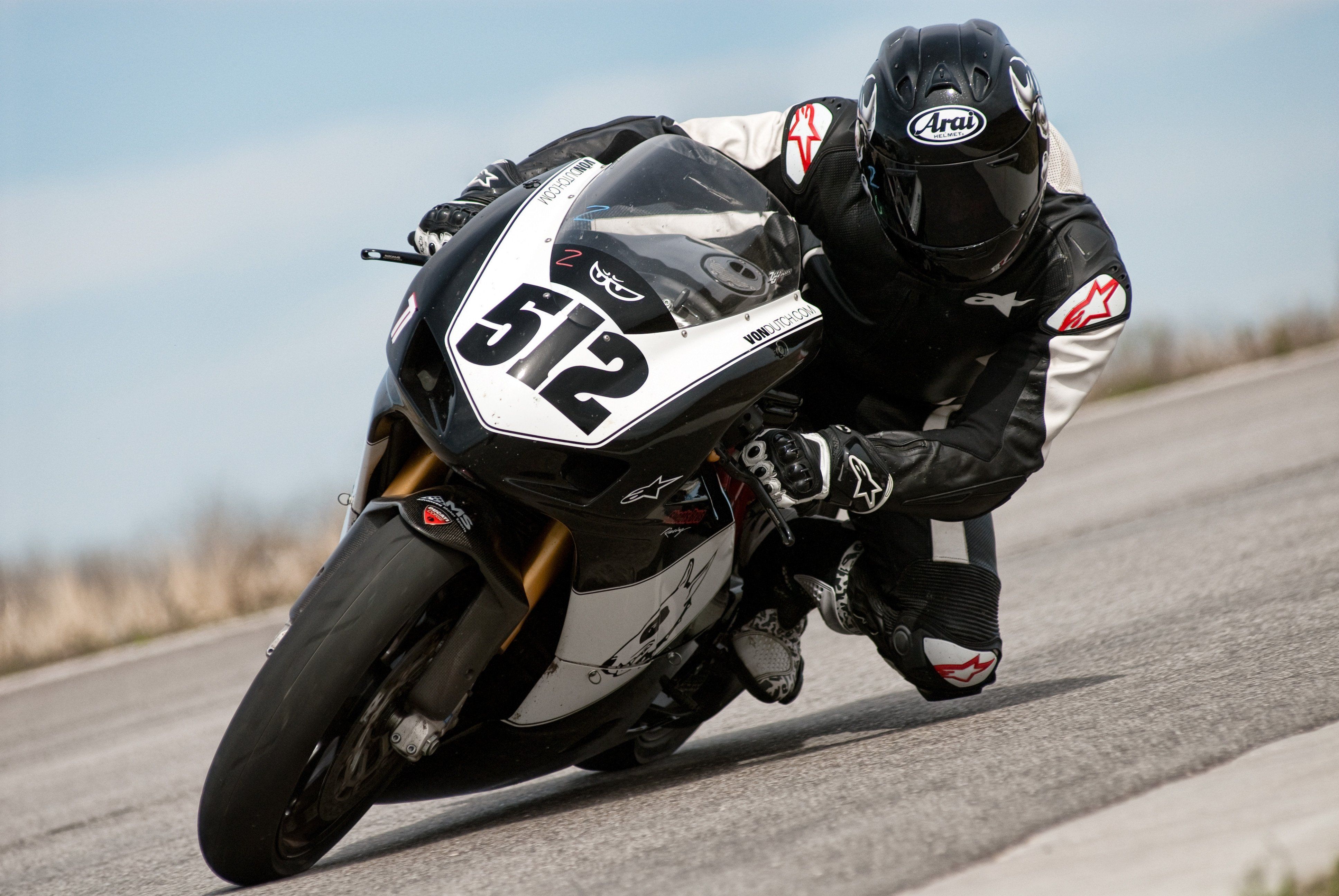 Pilota moto sportiva bianca nera, 3872x2592 4K Ultra HD, Monitor 4K