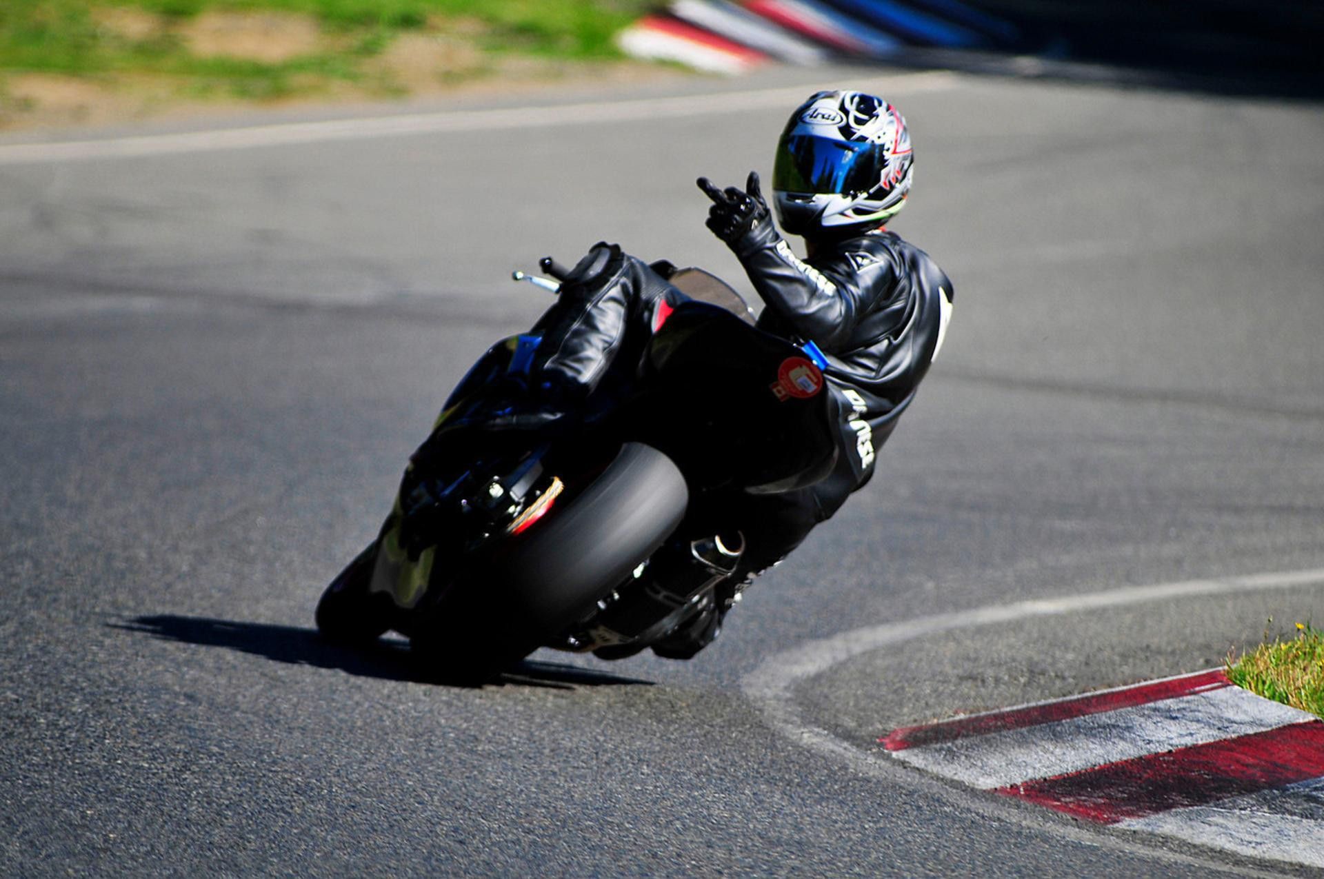 Motociclista in curva su pista, 1920x1275 Full HD+, Desktop
