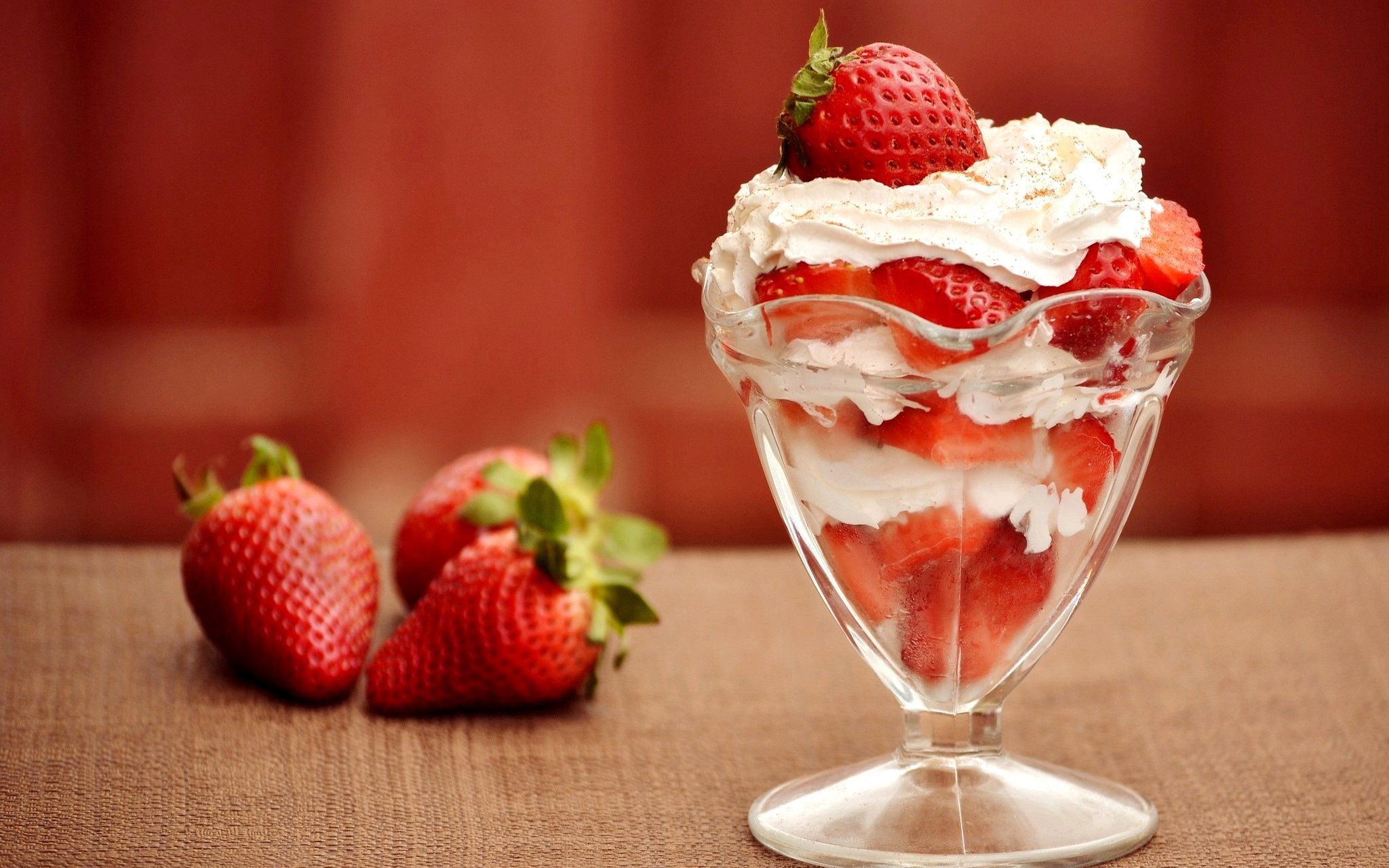 Coppa gelato fragole e panna, 2048x1280 alta risoluzione, Desktop