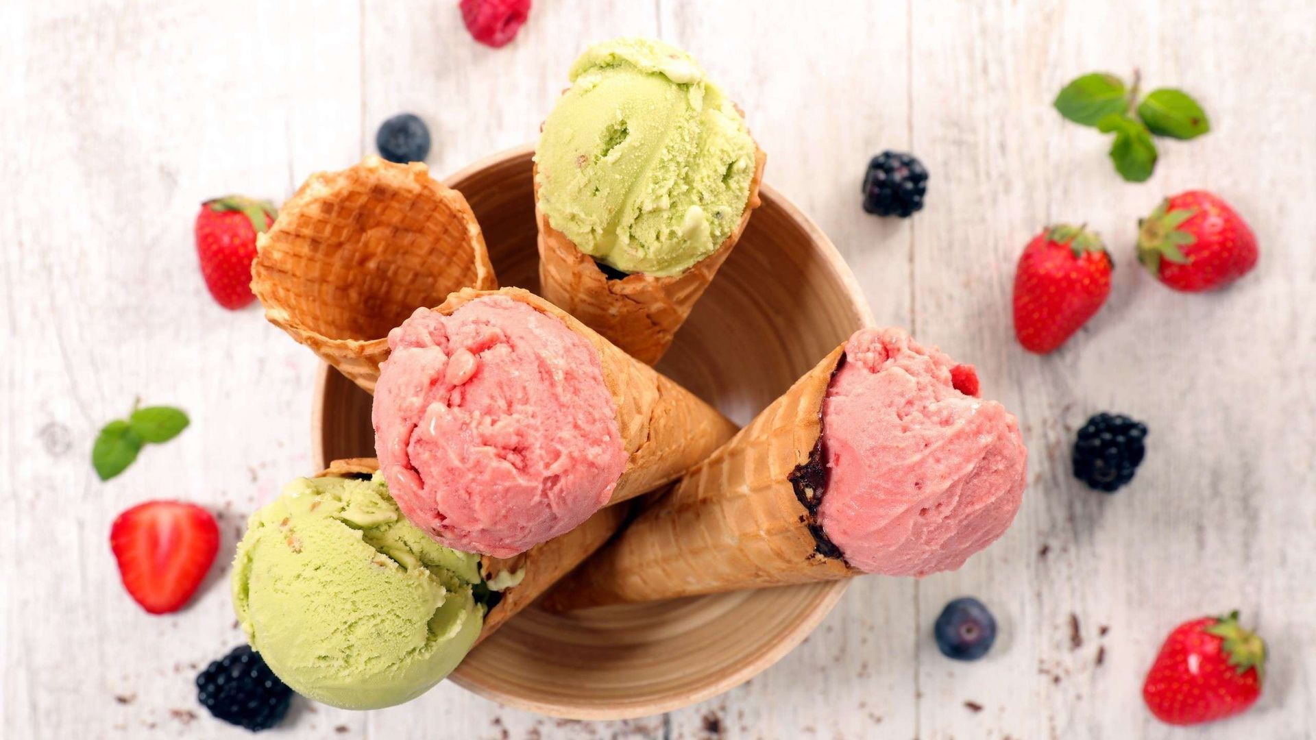 Coni gelato colorati con frutti di bosco, 1920x1080 Full HD, PC