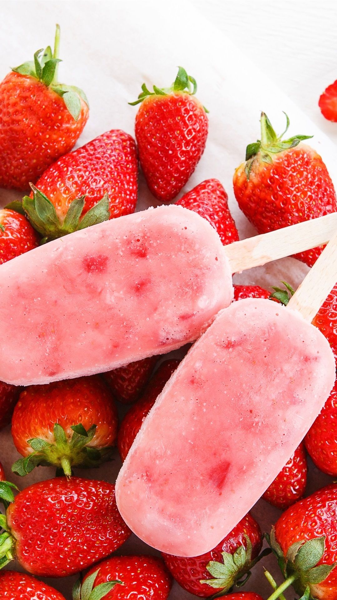 Ghiaccioli fragola con fragole fresche, 1080x1920 Verticale, Mobile