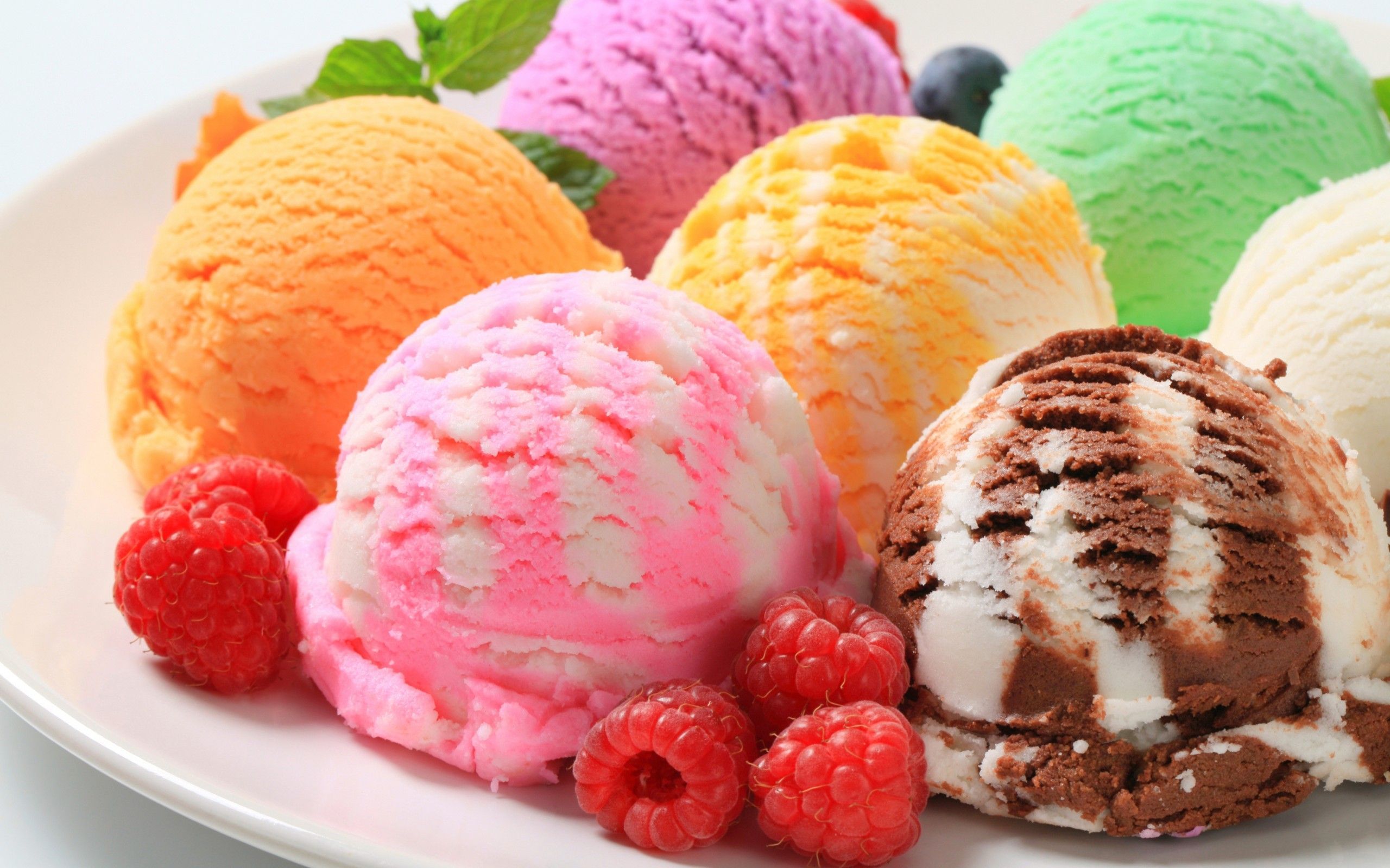 Palline di gelato colorate con frutti di bosco, 2560x1600 WQXGA, Desktop