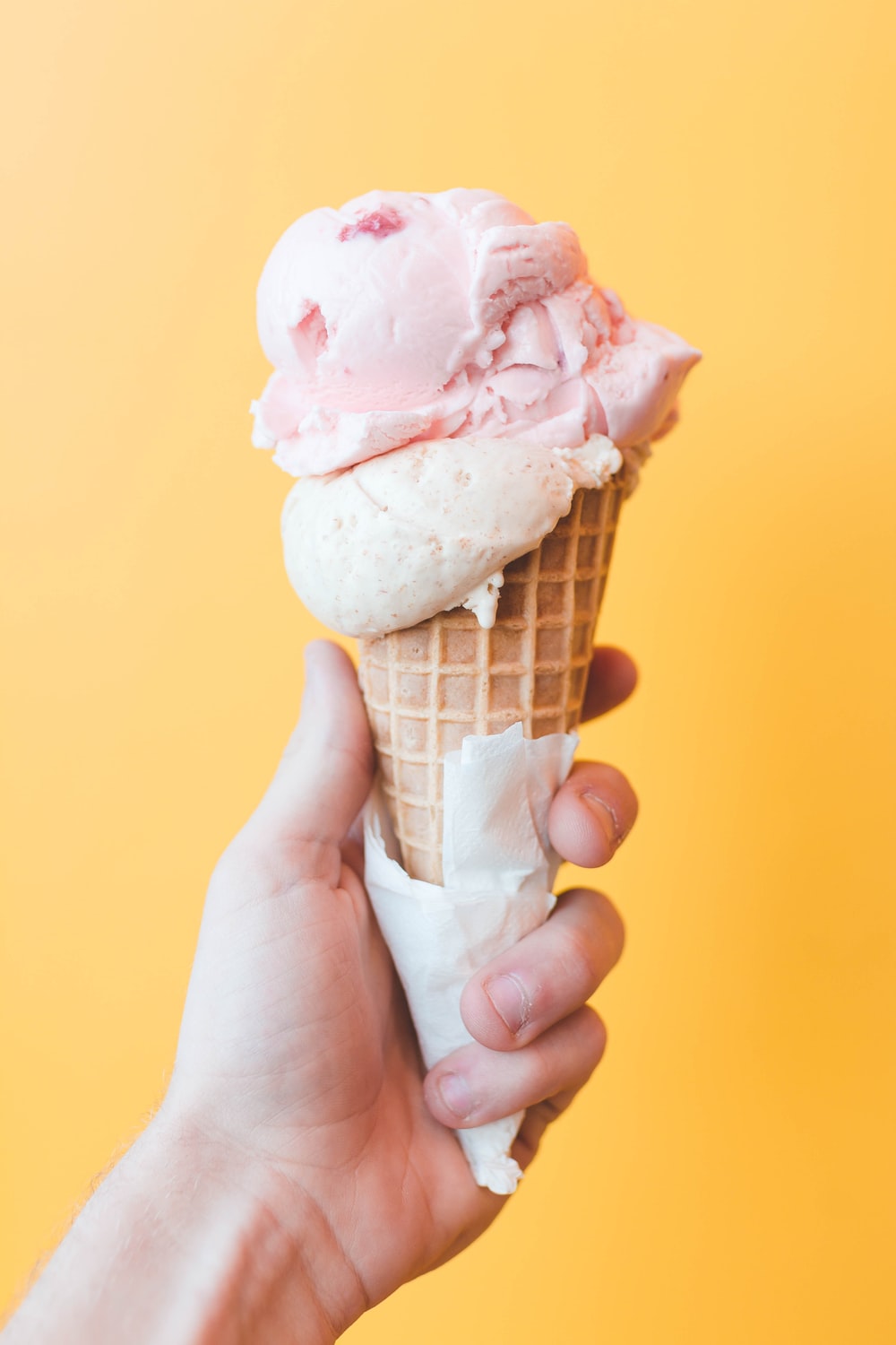 Mano con cono gelato fragola, 1000x1500 Full HD Verticale, iPhone