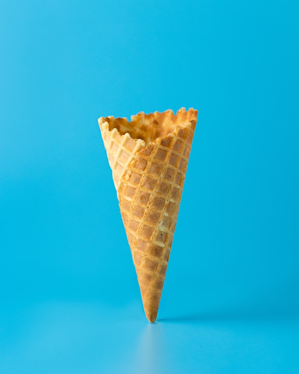 Cono gelato vuoto sfondo blu, 1000x1250 Verticale, Telefono